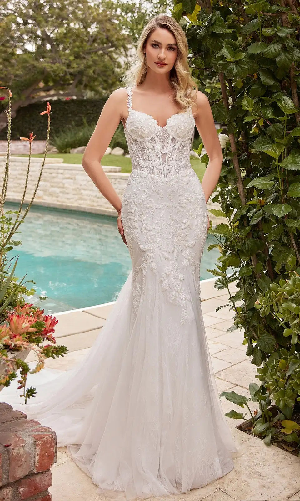 Elegant Mermaid Sweetheart Sleeveless Corset Applique White Maxi Prom Dresses Women