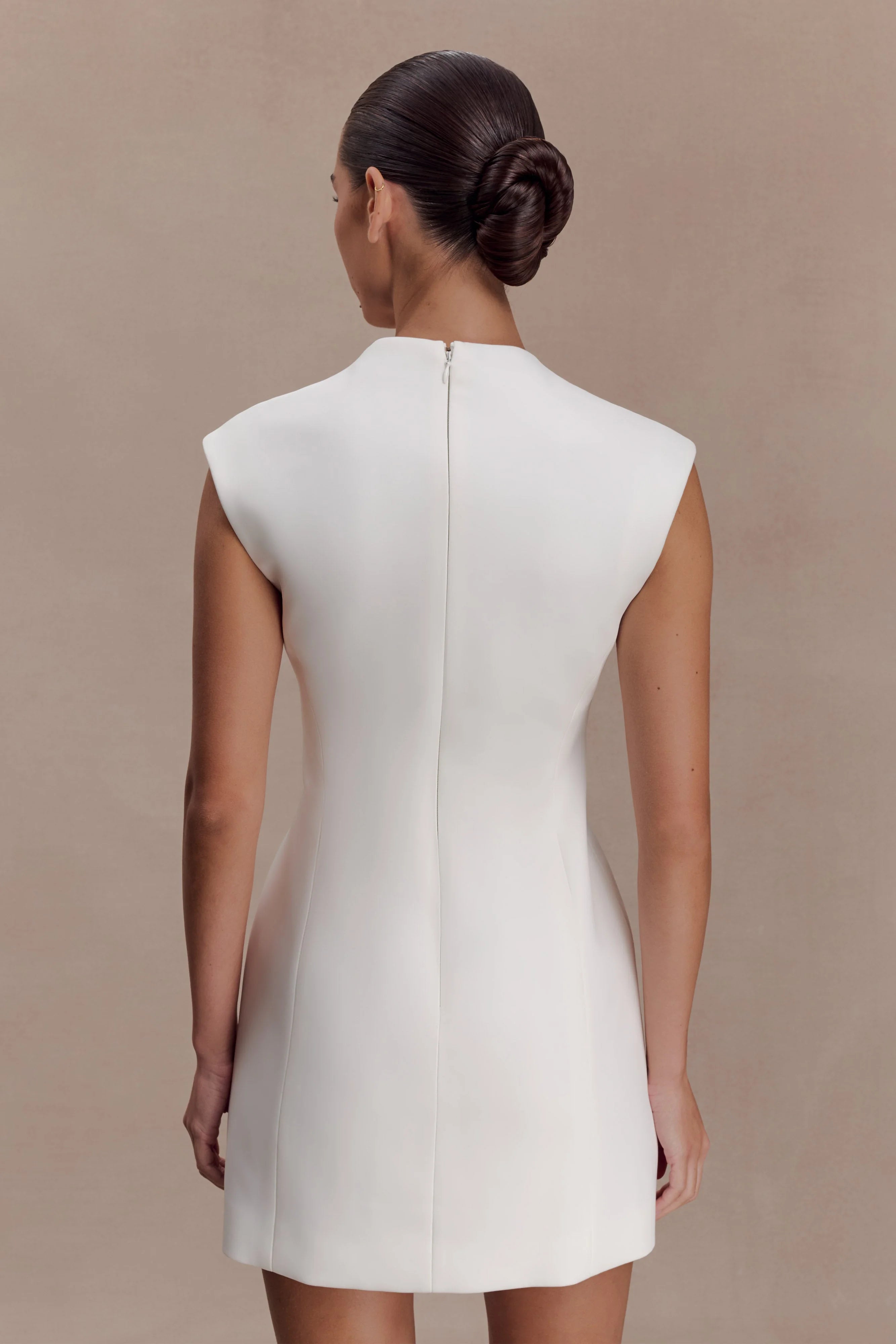 Elegant Sheath Plunge V-Neck Sleeveless Bow Detail Ivory Mini Homecoming Dress