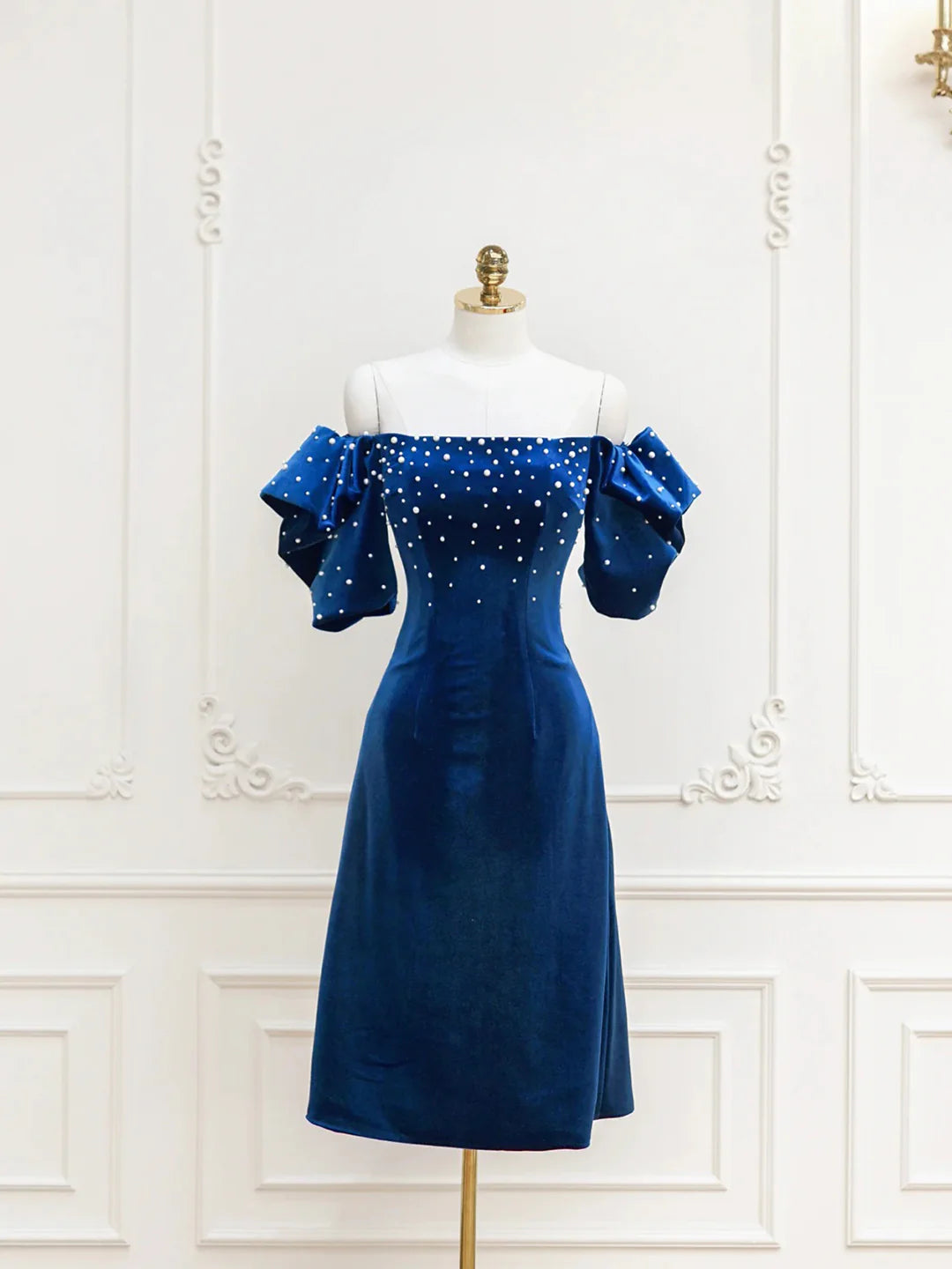 Elegant Shimmering Velvet Sheath Off-Shoulder Puffed Sleeve Knee-Length Pearl Embellished Homecoming Dresses