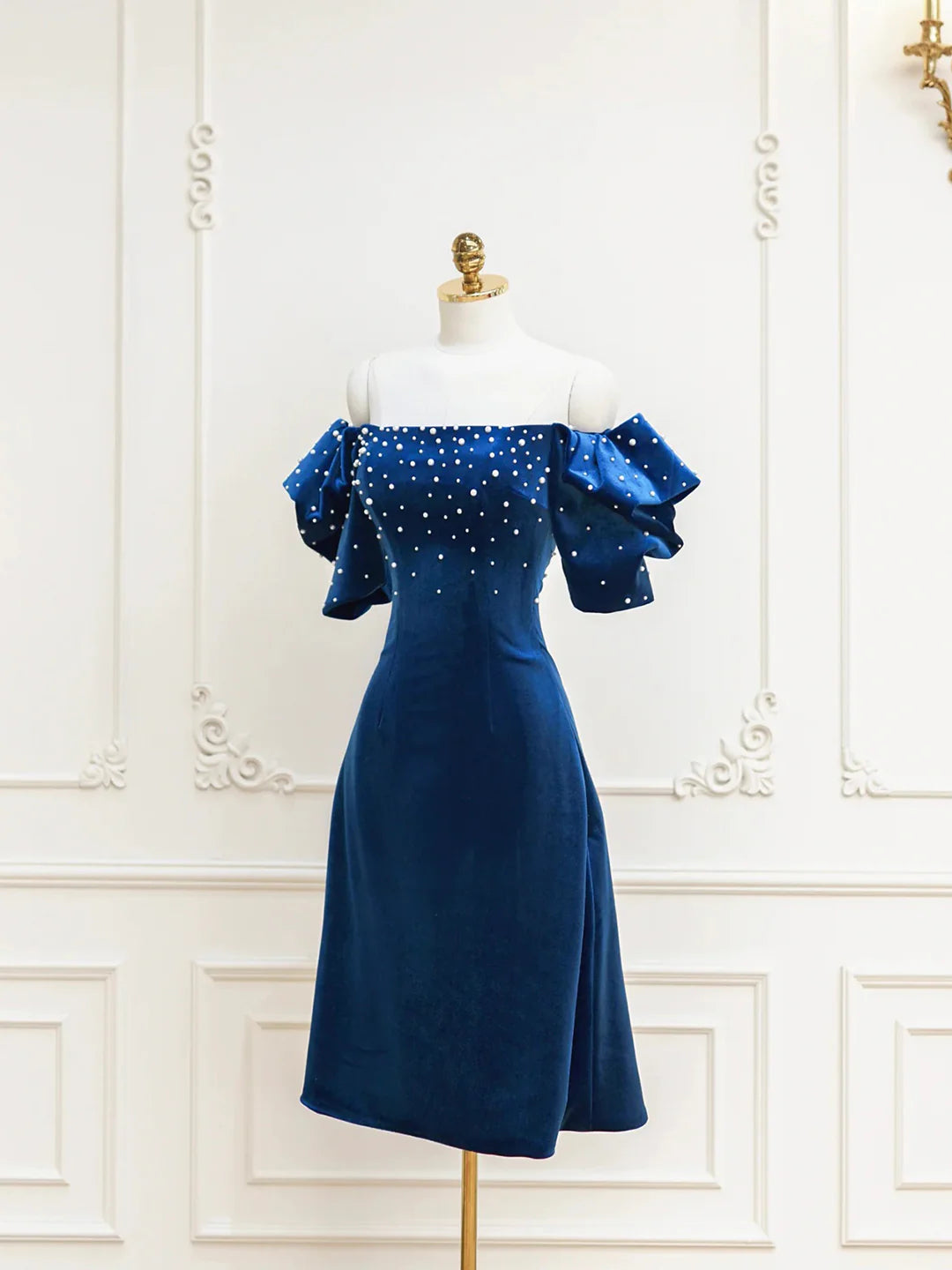 Elegant Shimmering Velvet Sheath Off-Shoulder Puffed Sleeve Knee-Length Pearl Embellished Homecoming Dresses