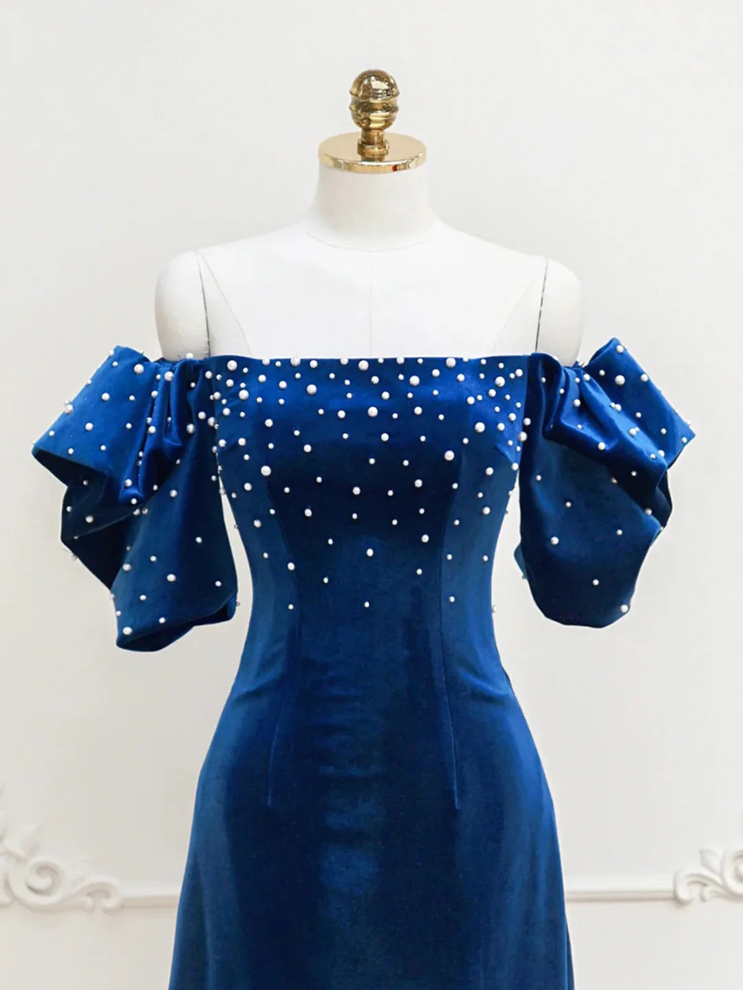 Elegant Shimmering Velvet Sheath Off-Shoulder Puffed Sleeve Knee-Length Pearl Embellished Homecoming Dresses