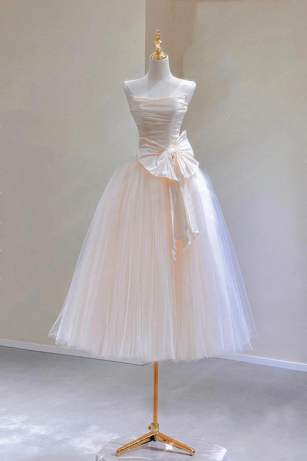 Elegant Strapless Sweetheart Sleeveless Open Back Tea-Length Tulle Ball Gown Homecoming Dress