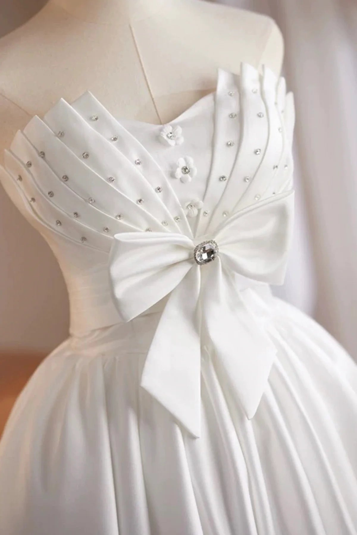 Elegant White A-Line Sweetheart Strapless Lace-Up Back Above-Knee Homecoming Dresses with Bow Detail