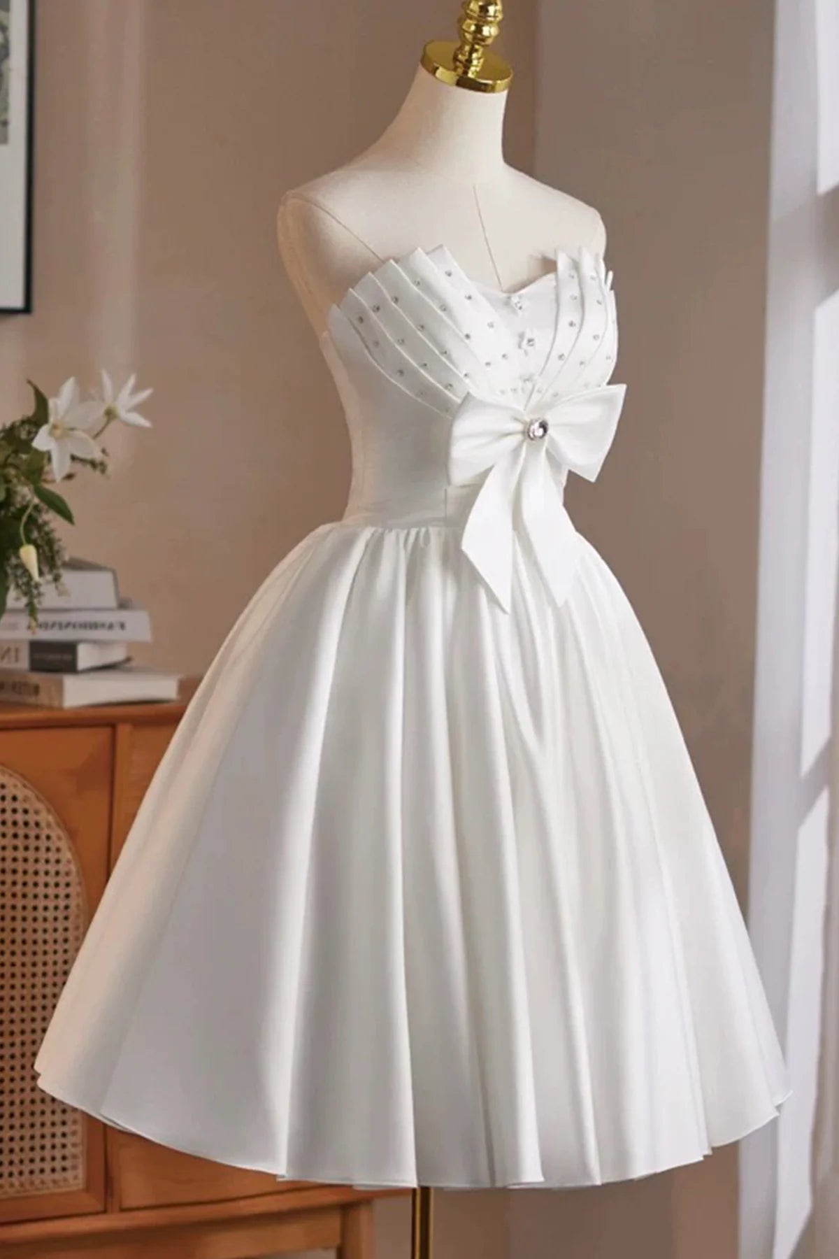 Elegant White A-Line Sweetheart Strapless Lace-Up Back Above-Knee Homecoming Dresses with Bow Detail
