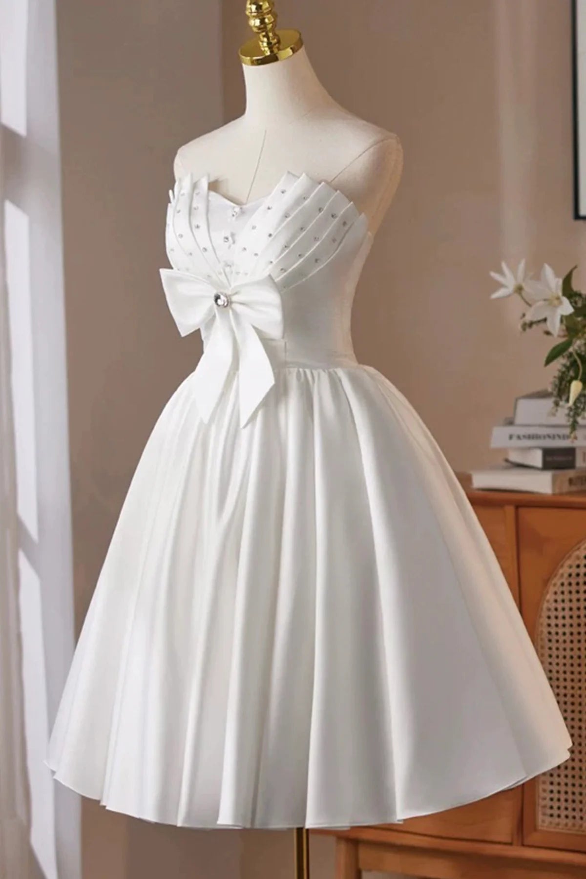 Elegant White A-Line Sweetheart Strapless Lace-Up Back Above-Knee Homecoming Dresses with Bow Detail