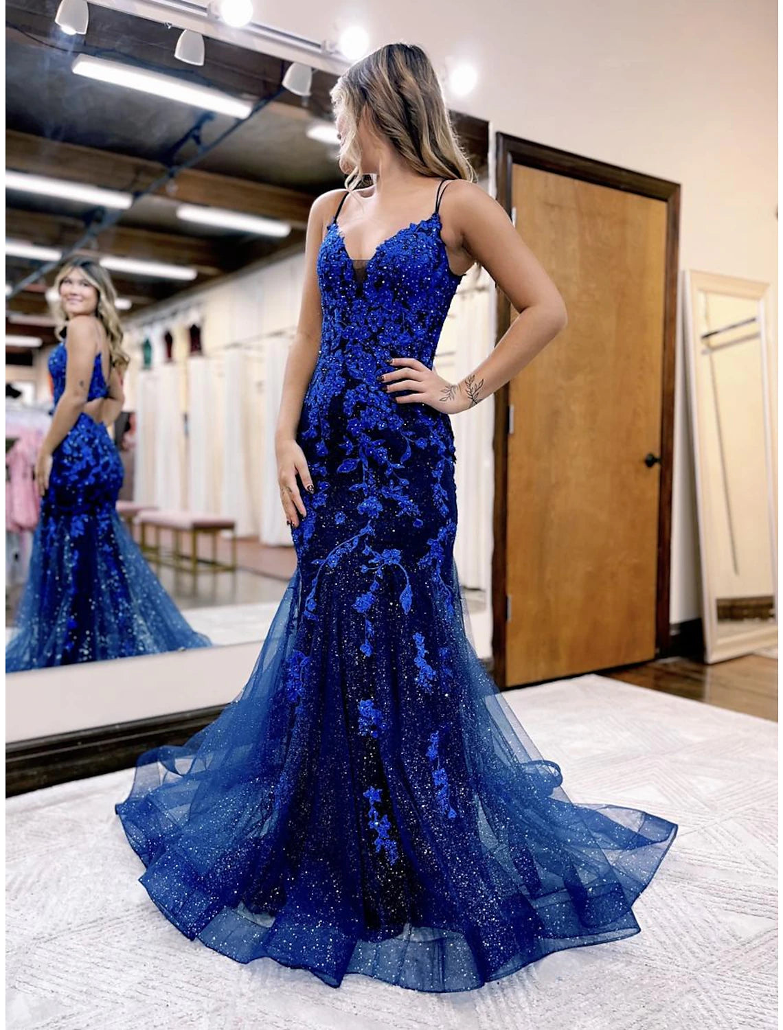Glamorous Mermaid Trumpet V-Neck Sparkle Tulle Prom Dress with Court Train.