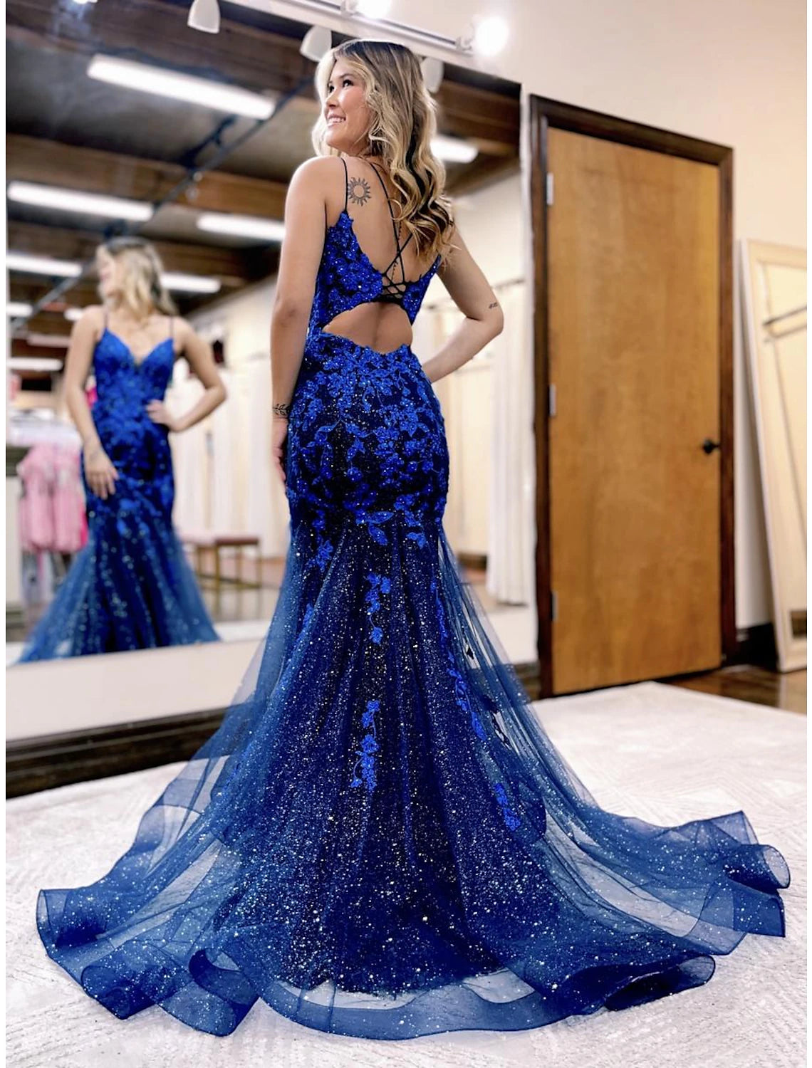 Glamorous Mermaid Trumpet V-Neck Sparkle Tulle Prom Dress with Court Train.