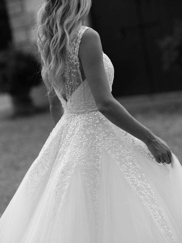 Wholesa A-line V-neck Sequins Lace Neckline Chapel Train Wedding Dresses