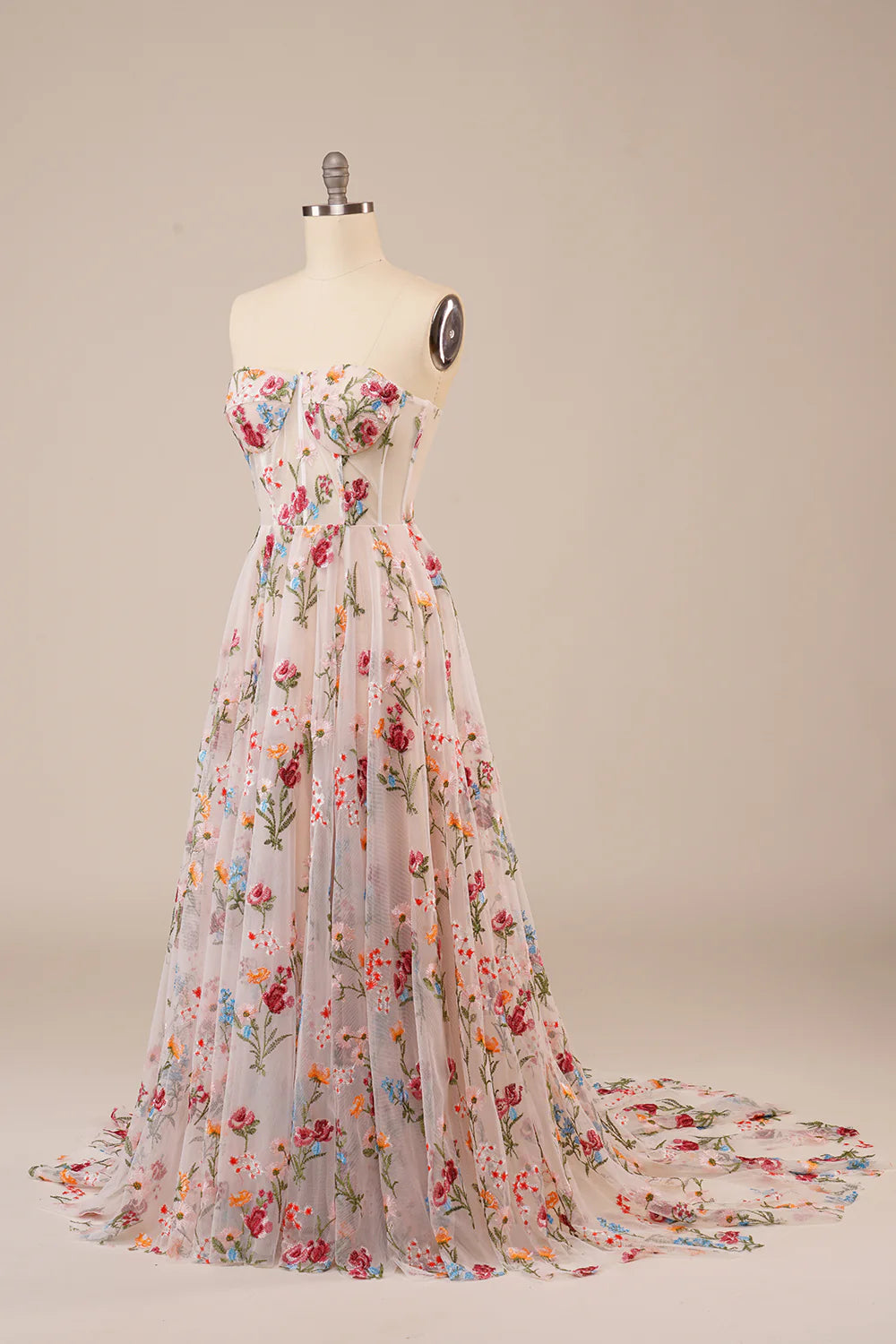 Wholesa Tulle Strapless Sweep Train Long Wedding Dress with Embroidery