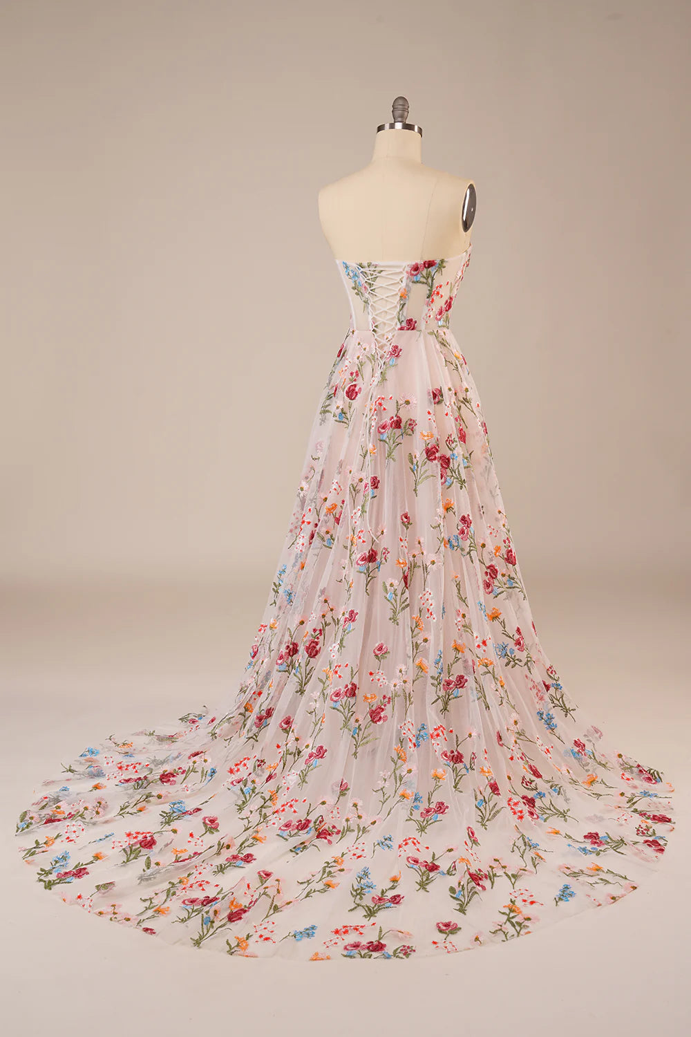 Wholesa Tulle Strapless Sweep Train Long Wedding Dress with Embroidery
