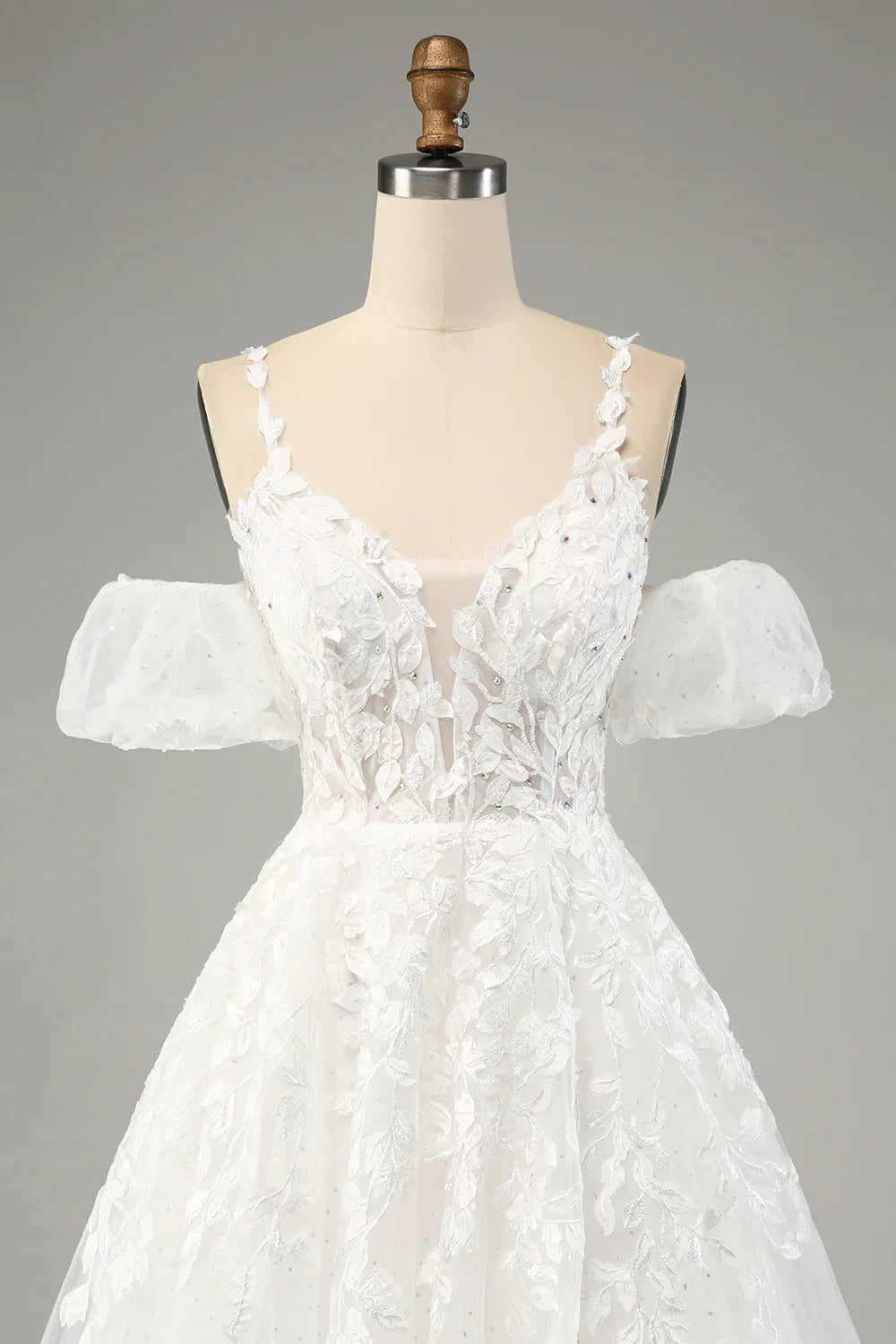 Wholesa A-Line Tulle Spaghetti Straps Wedding Dress with Appliques