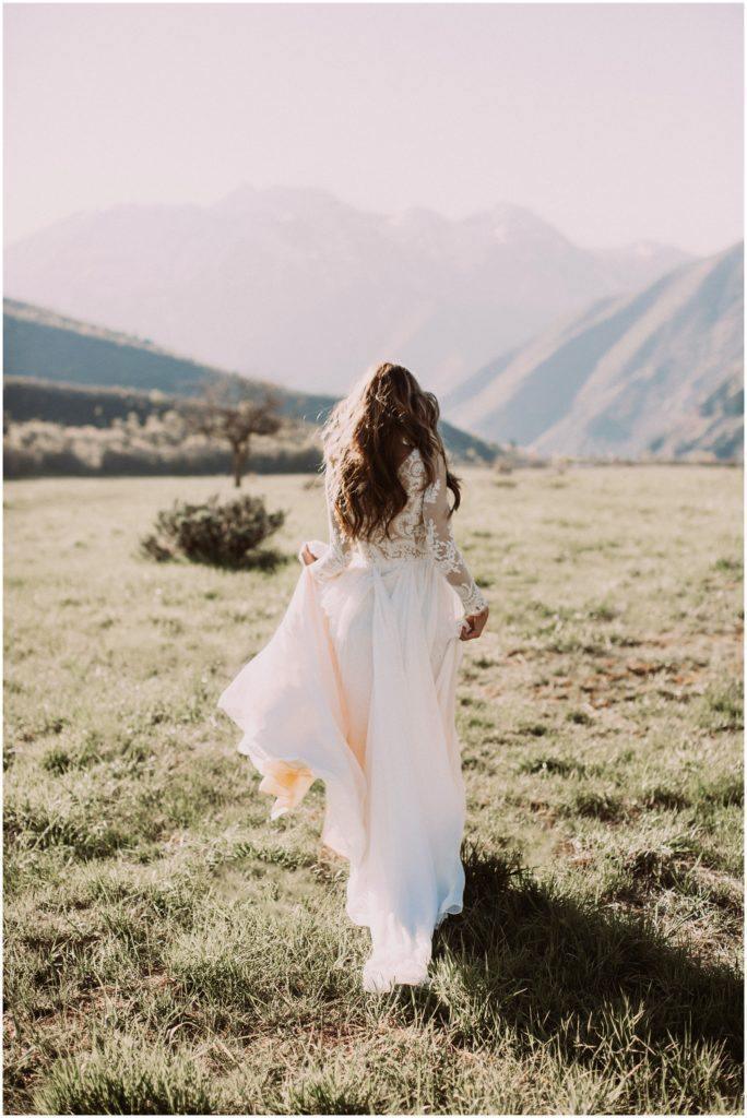 Wholesa A-line Scoop Lace Long Sleeve Rustic Wedding Dresses