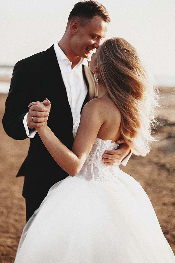 Wholesa A-Line Sweetheart Court Train Tulle Wedding Dress with Appliques