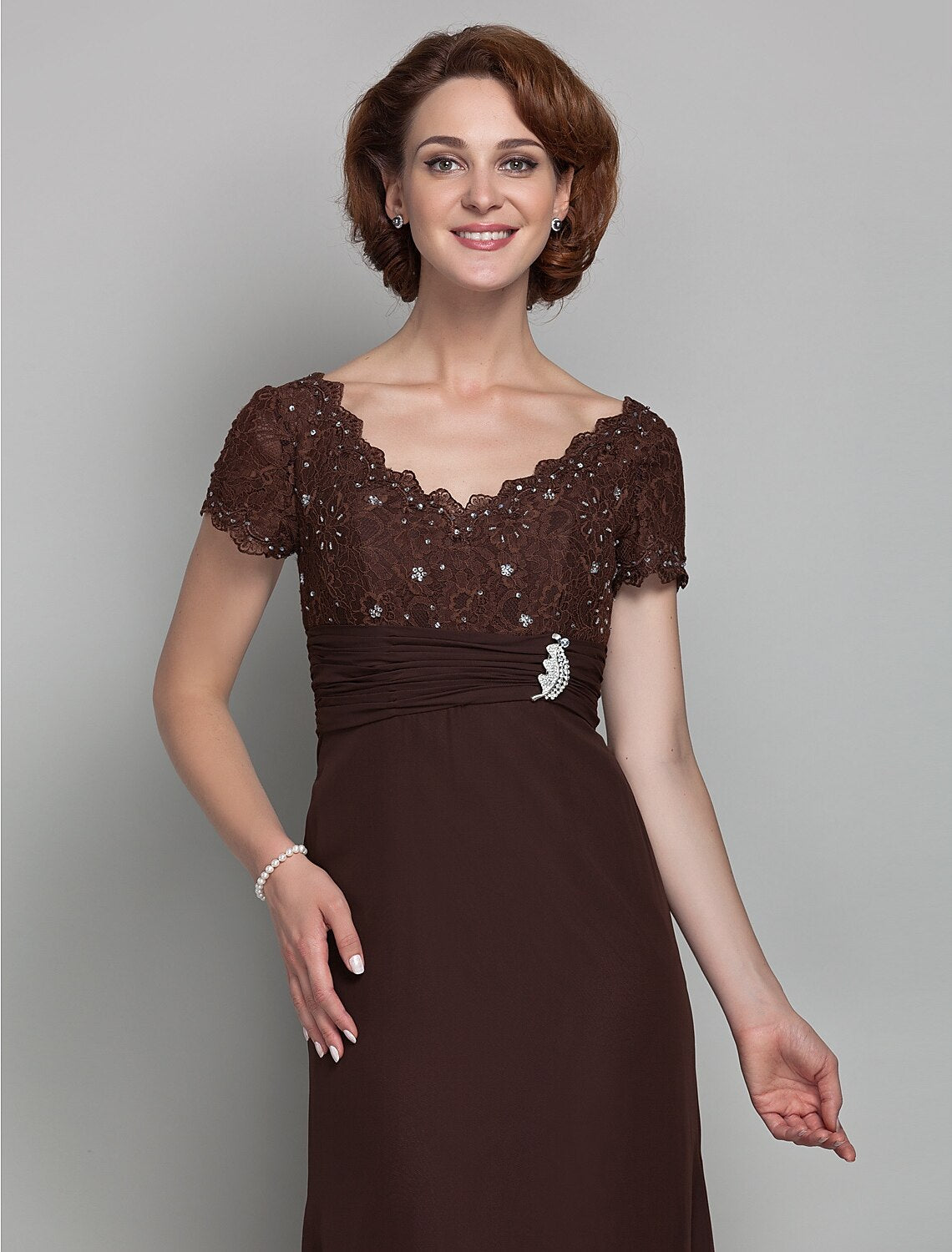 wholesale  Sheath / Column Mother of the Bride Dress Vintage Inspired Scalloped Neckline V Neck Floor Length Chiffon Lace Short Sleeve with Ruched Sequin Crystal Brooch