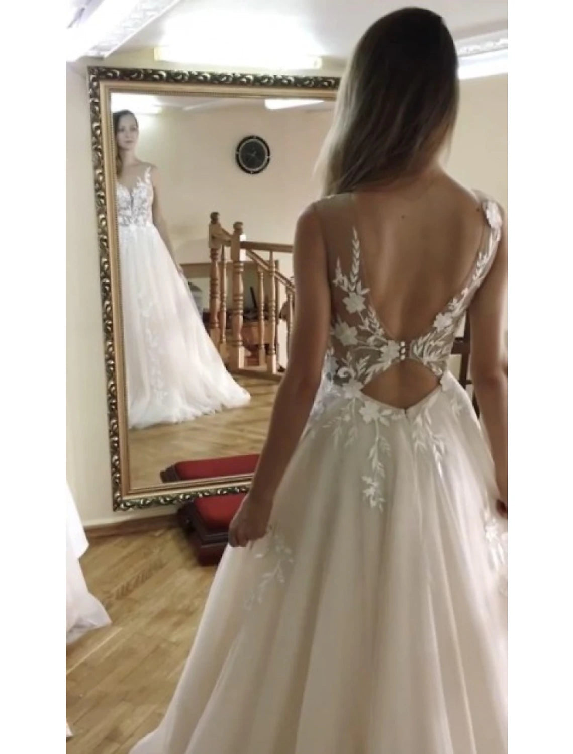 wholesale  Beach Open Back Sexy Wedding Dresses A-Line V Neck Sleeveless Court Train Lace Bridal Gowns With Appliques Summer Fall Wedding Party
