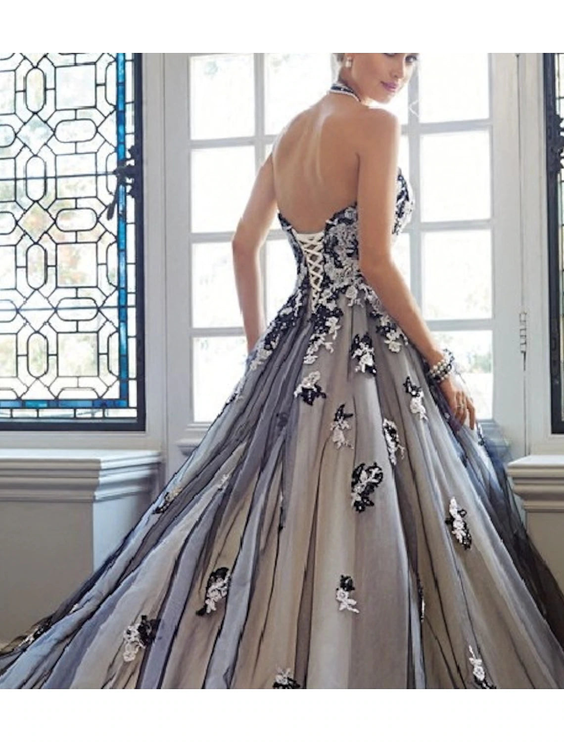 Wholesa Engagement Gothic Wedding Dresses in Color Formal Wedding Dresses Ball Gown Sweetheart Strapless Court Train Lace Bridal Gowns With Beading Appliques