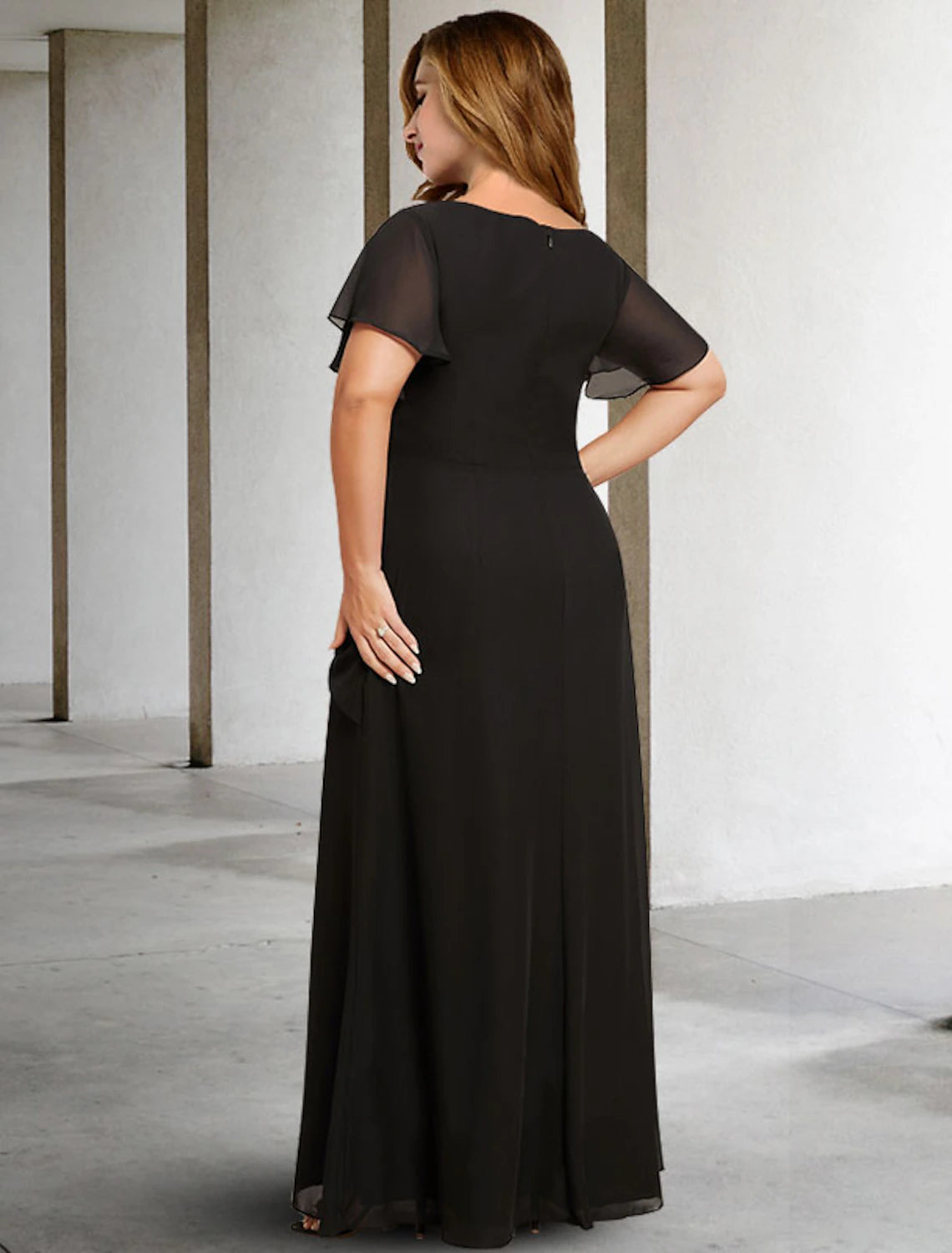 wholesale  A-Line Mother of the Bride Dresses Plus Size Hide Belly Curve Elegant Dress Formal Floor Length Sleeveless Jewel Neck Chiffon with Ruched Crystals Fall