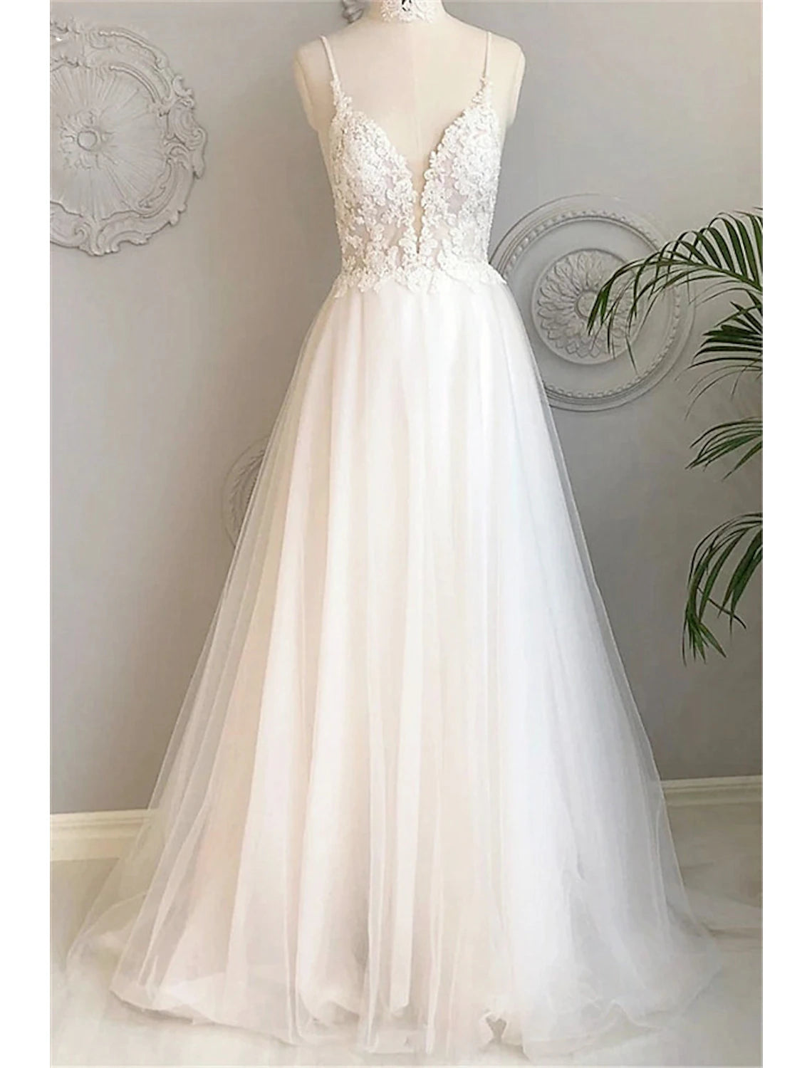 wholesale Beach Wedding Dresses A-Line Sweetheart Camisole Spaghetti Strap Court Train Lace Bridal Gowns With Buttons Appliques