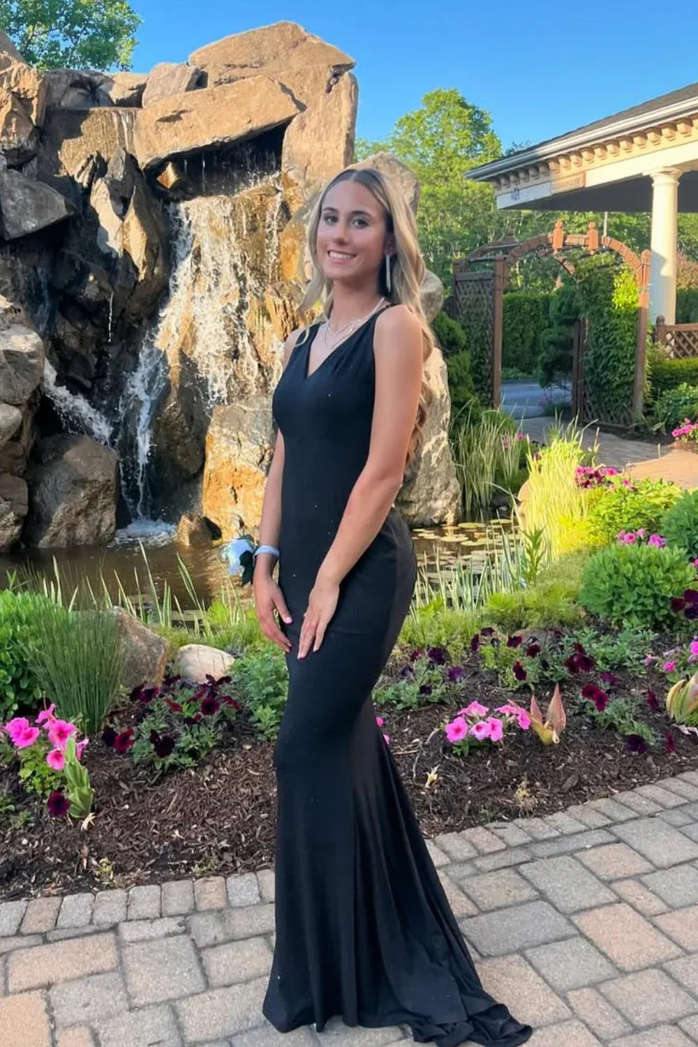Chic Low-Back V-Neck Black Mermaid Prom Dress