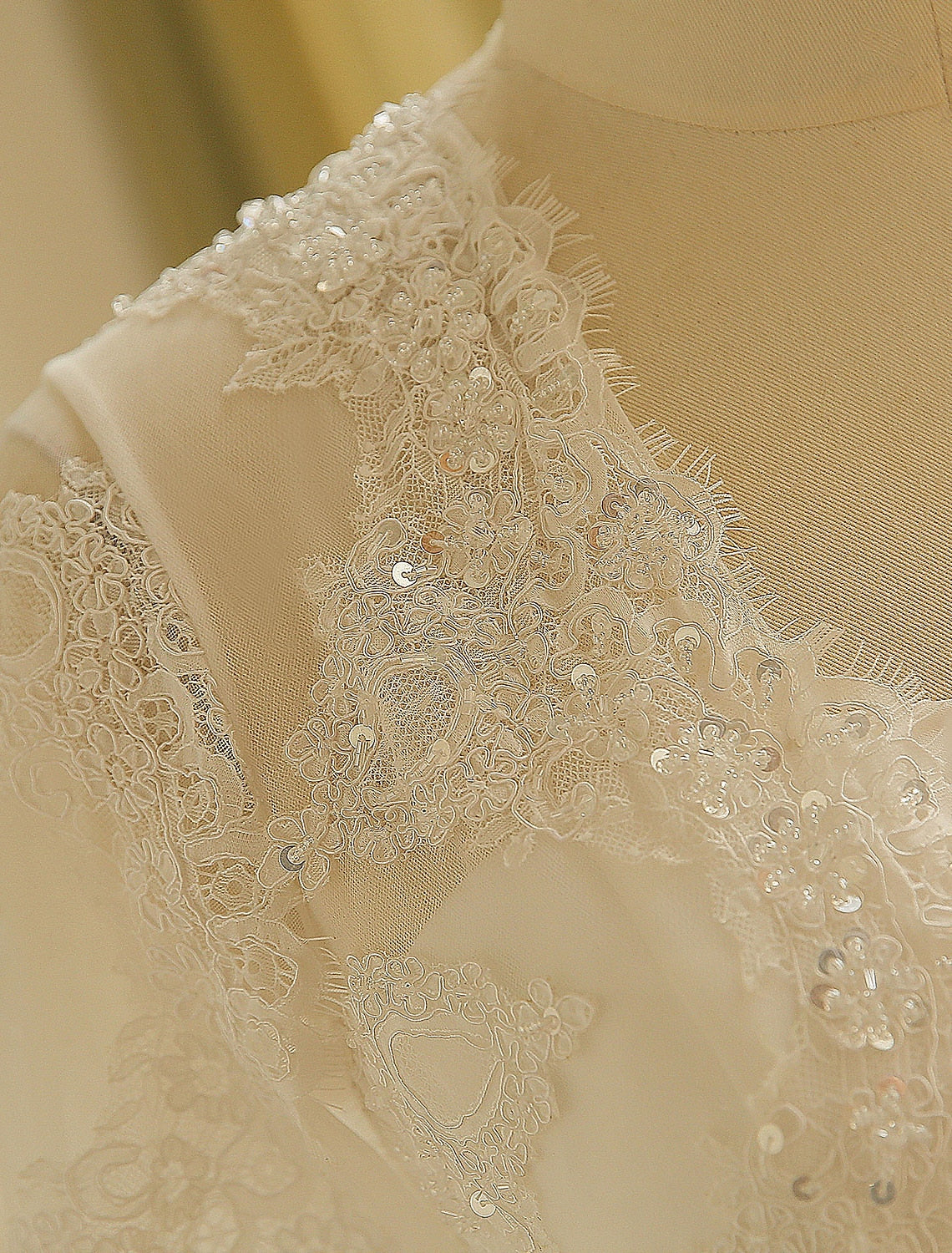 wholesale  Hall Sparkle & Shine Wedding Dresses A-Line Illusion Neck Long Sleeve Court Train Satin Bridal Gowns With Buttons Ruched