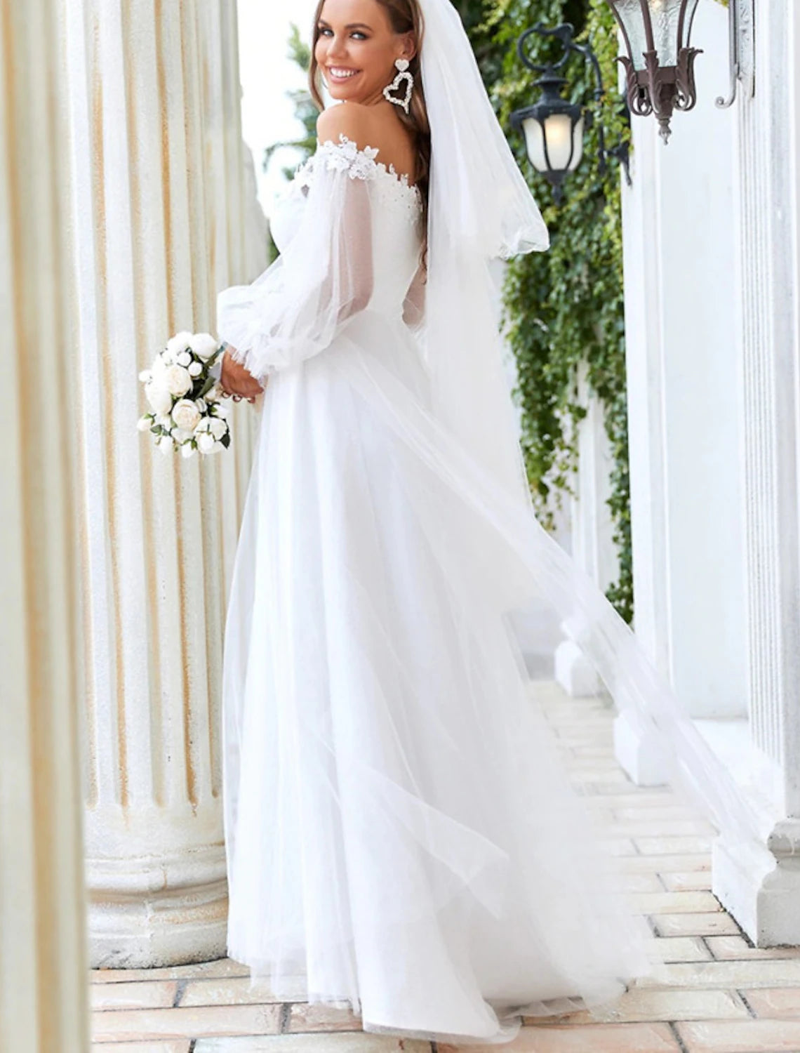 wholesale  Beach Wedding Dresses A-Line Off Shoulder Long Sleeve Floor Length Tulle Bridal Gowns With Lace Insert Appliques