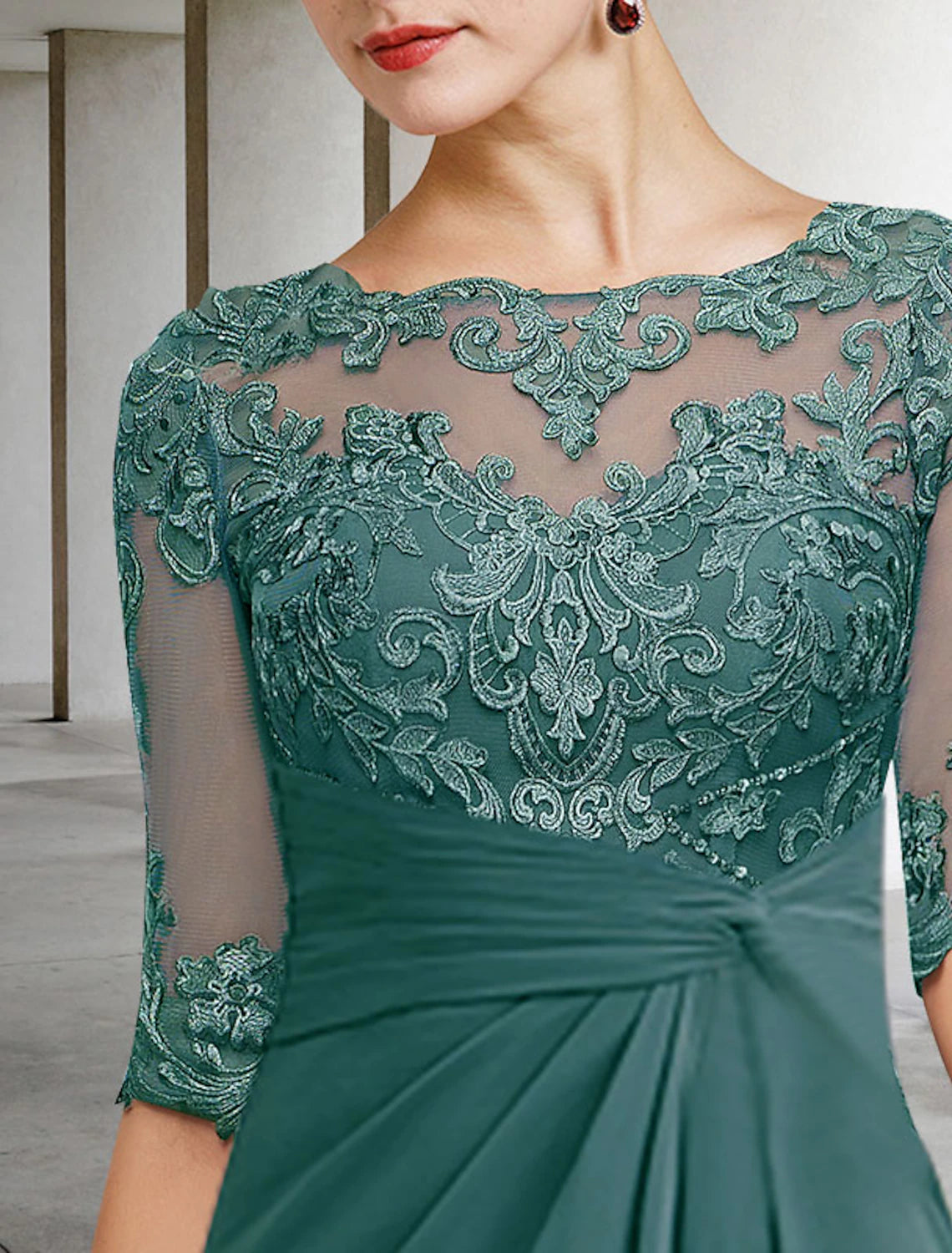 wholesale  Sheath / Column Mother of the Bride Dress Fall Wedding Guest Dresses Plus Size Elegant Jewel Neck Floor Length Chiffon Lace Short Sleeve with Appliques Side-Draped