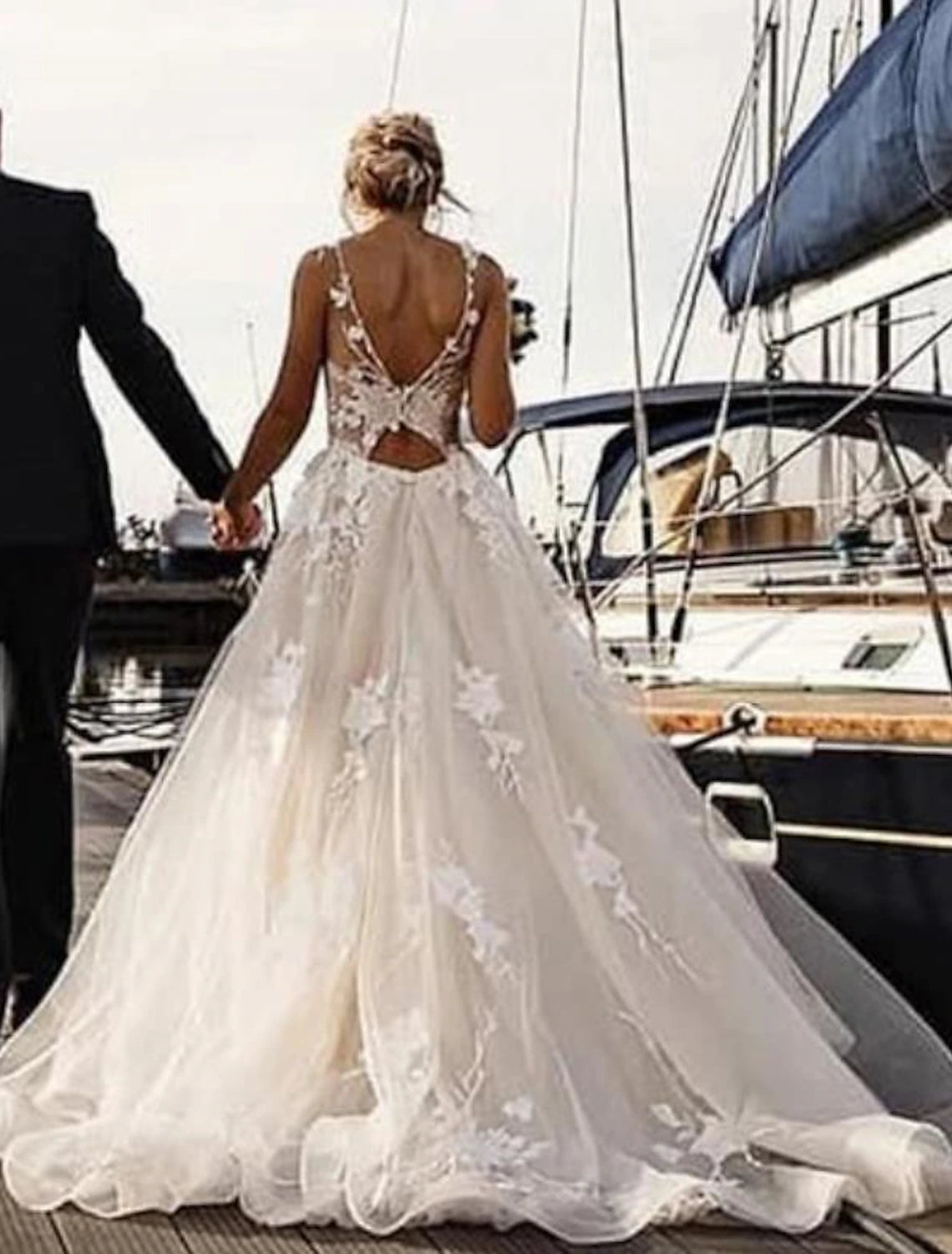 wholesale  Beach Open Back Sexy Wedding Dresses A-Line V Neck Sleeveless Court Train Lace Bridal Gowns With Appliques Summer Fall Wedding Party