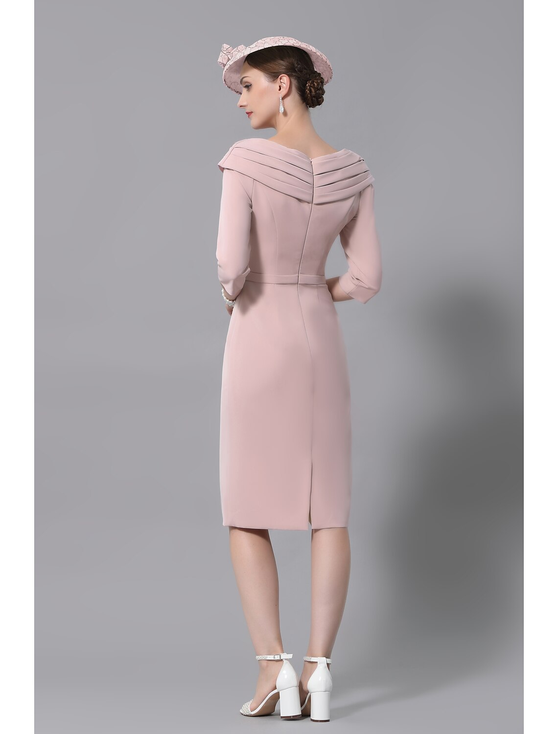 wholesale  Sheath / Column Mother of the Bride Dress Vintage Plus Size Elegant Scoop Neck Knee Length Jersey 3/4 Length Sleeve with Beading Crystal Brooch