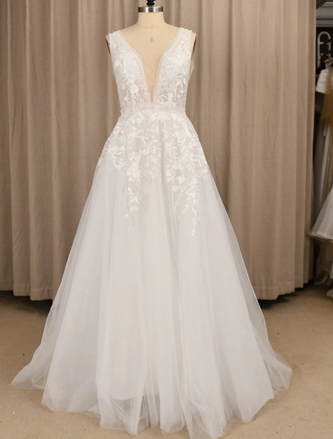 wholesale Beach Wedding Dresses A-Line V Neck Sleeveless Sweep / Brush Train Lace Bridal Gowns With Appliques
