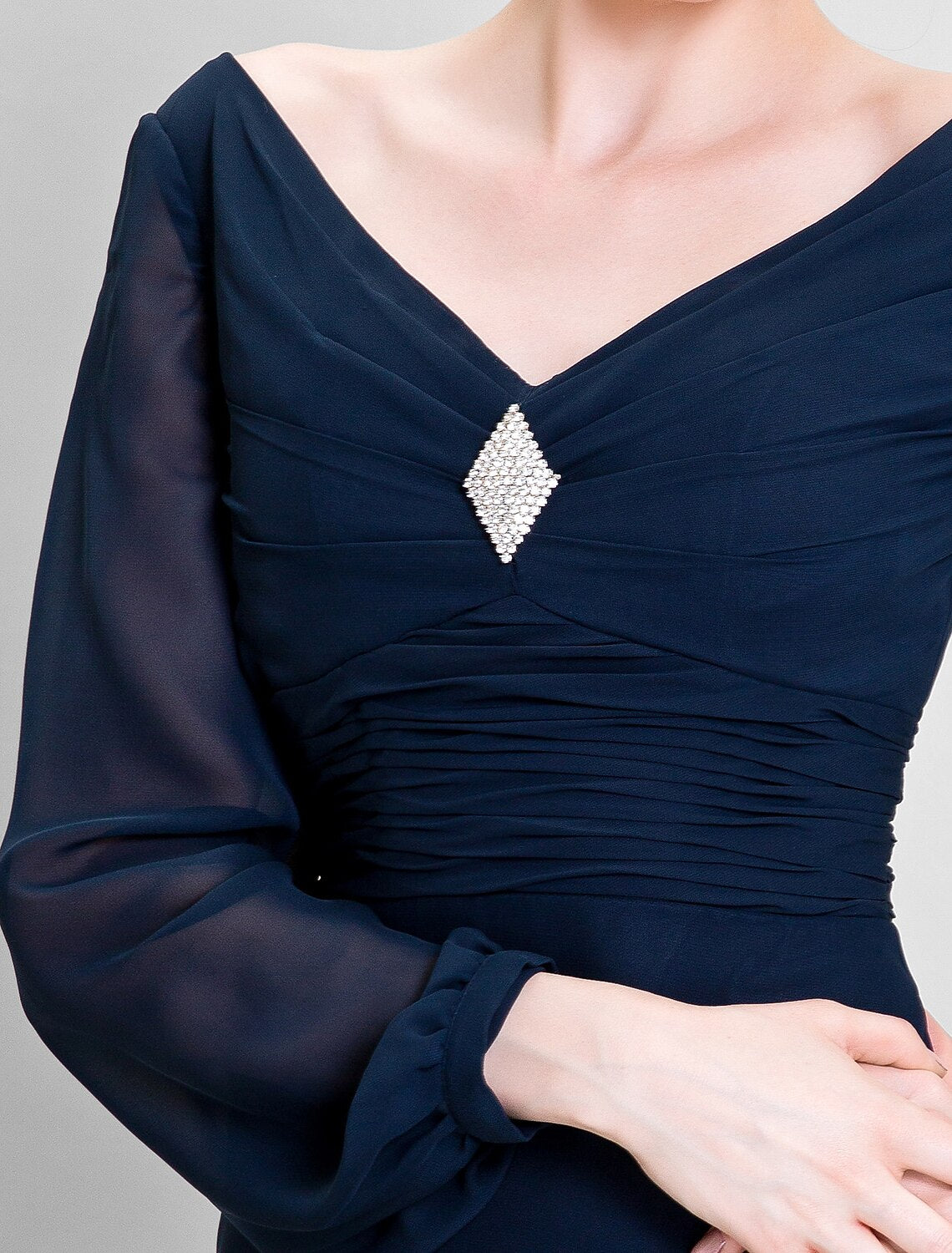 wholesale  Sheath / Column Mother of the Bride Dress Open Back V Neck Floor Length Chiffon Long Sleeve No with Ruched Draping Crystal Brooch