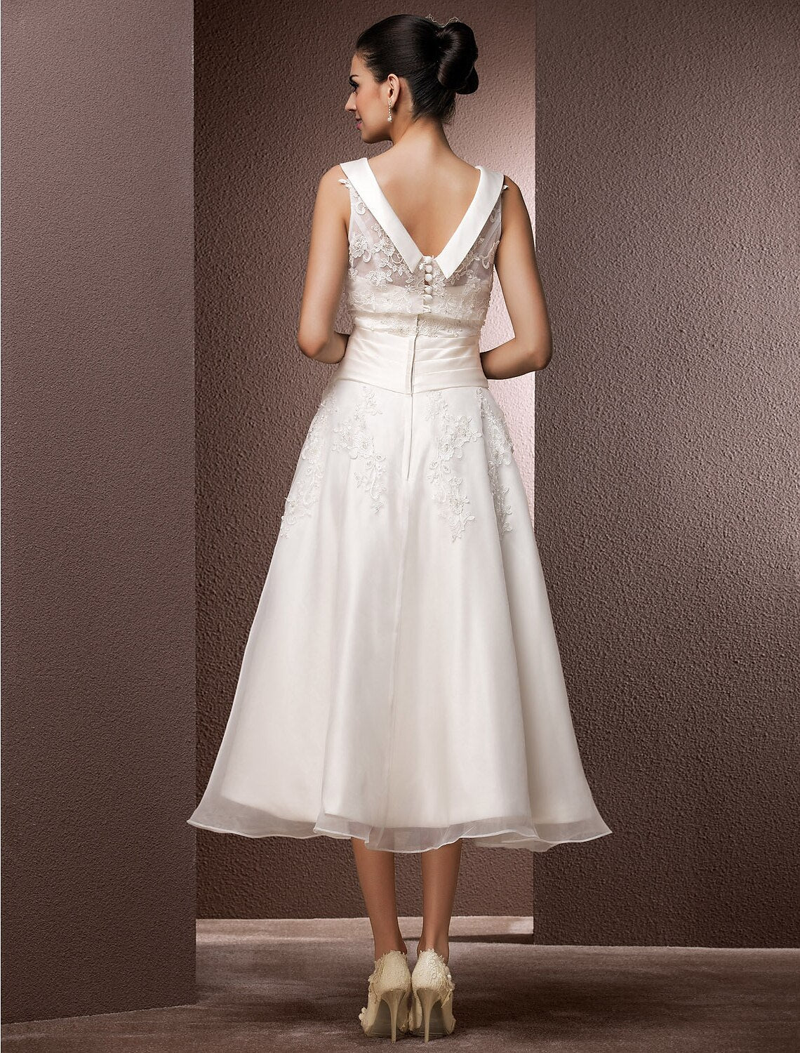 Wholesa Hall Wedding Dresses A-Line Illusion Neck Sleeveless Tea Length Lace Bridal Gowns With Pearl Beading