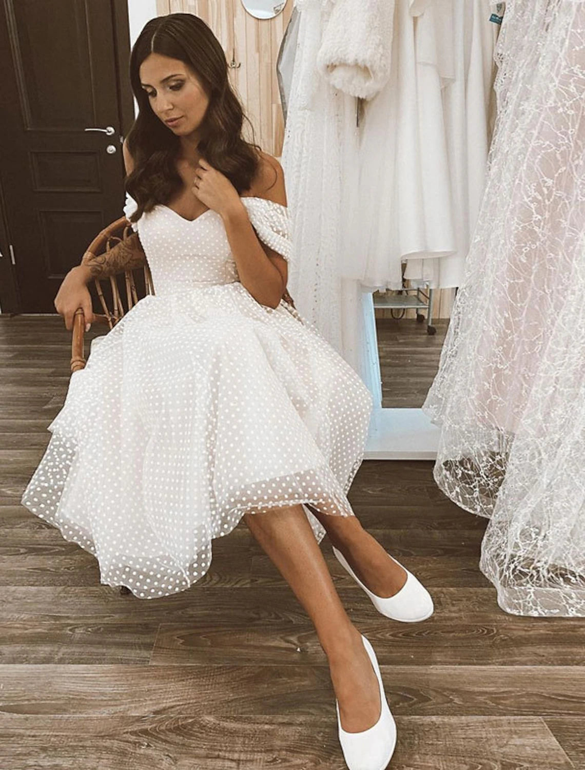 wholesale  Reception Little White Dresses Wedding Dresses A-Line Off Shoulder Cap Sleeve Knee Length Tulle Bridal Gowns With Solid Color