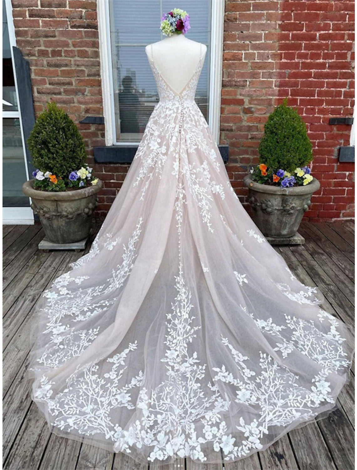 wholesale  Engagement Wedding Dresses in Color Formal Wedding Dresses A-Line Sweetheart Camisole Spaghetti Strap Court Train Lace Bridal Gowns With Buttons Appliques