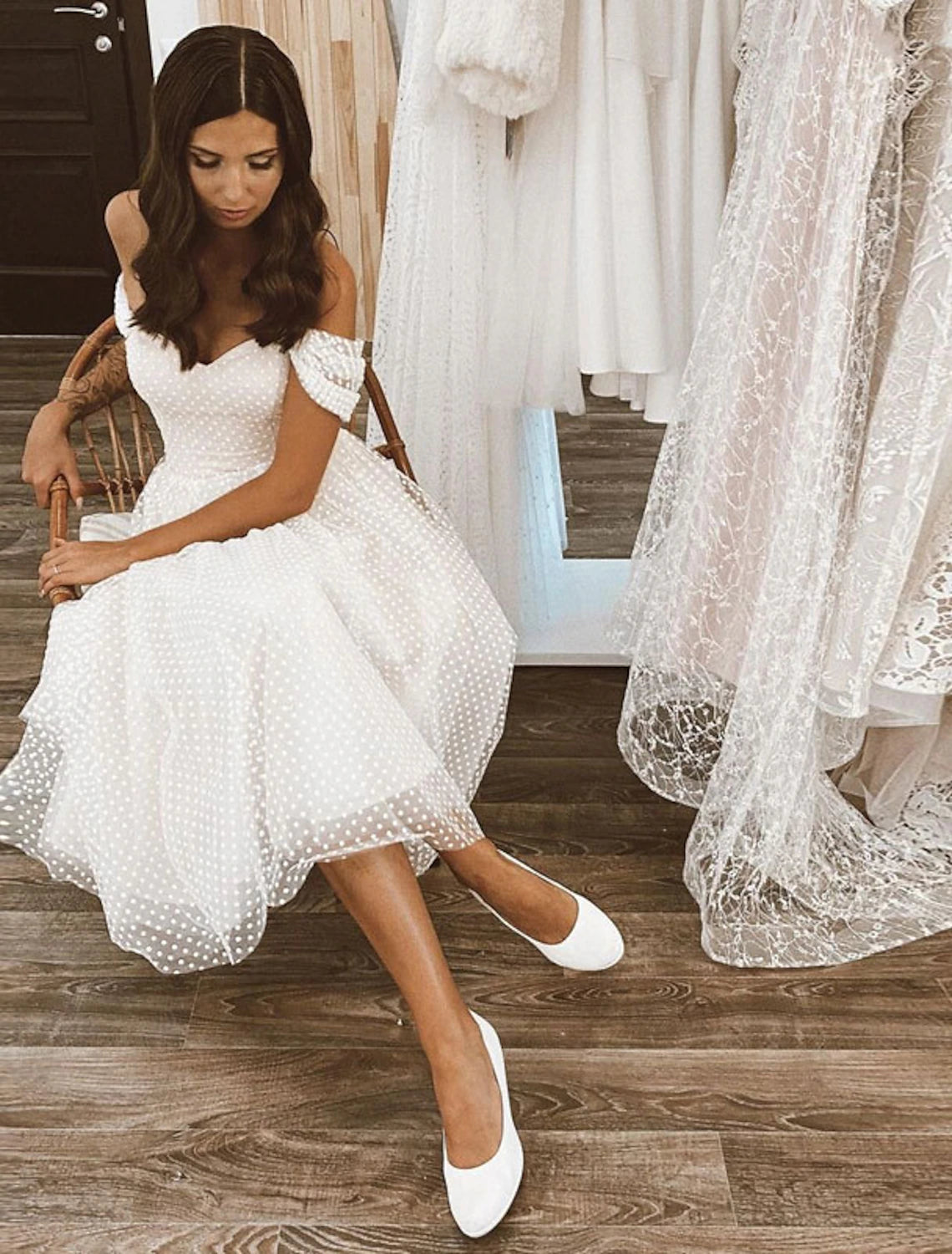 wholesale  Reception Little White Dresses Wedding Dresses A-Line Off Shoulder Cap Sleeve Knee Length Tulle Bridal Gowns With Solid Color