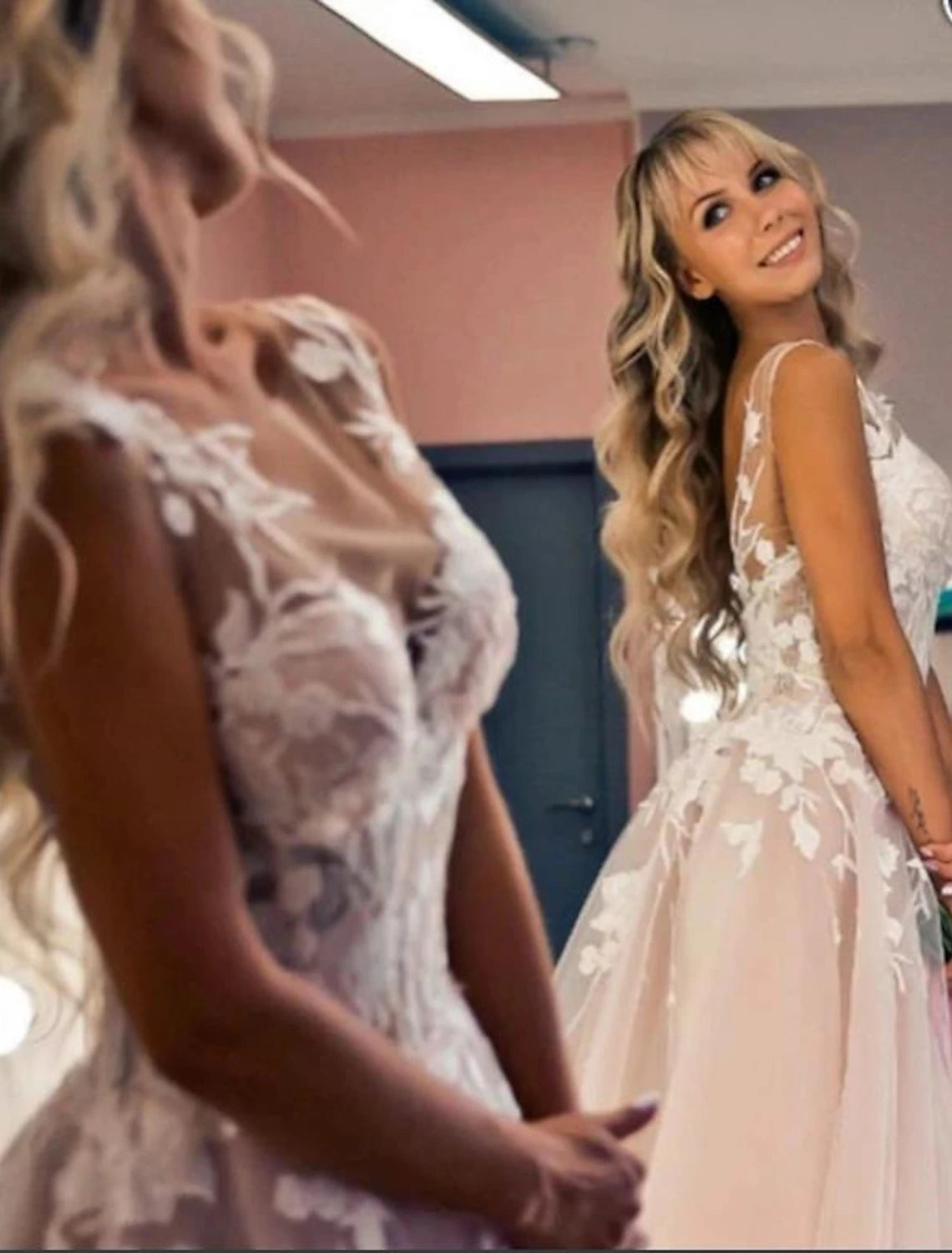wholesale  Beach Open Back Sexy Wedding Dresses A-Line V Neck Sleeveless Court Train Lace Bridal Gowns With Appliques Summer Fall Wedding Party