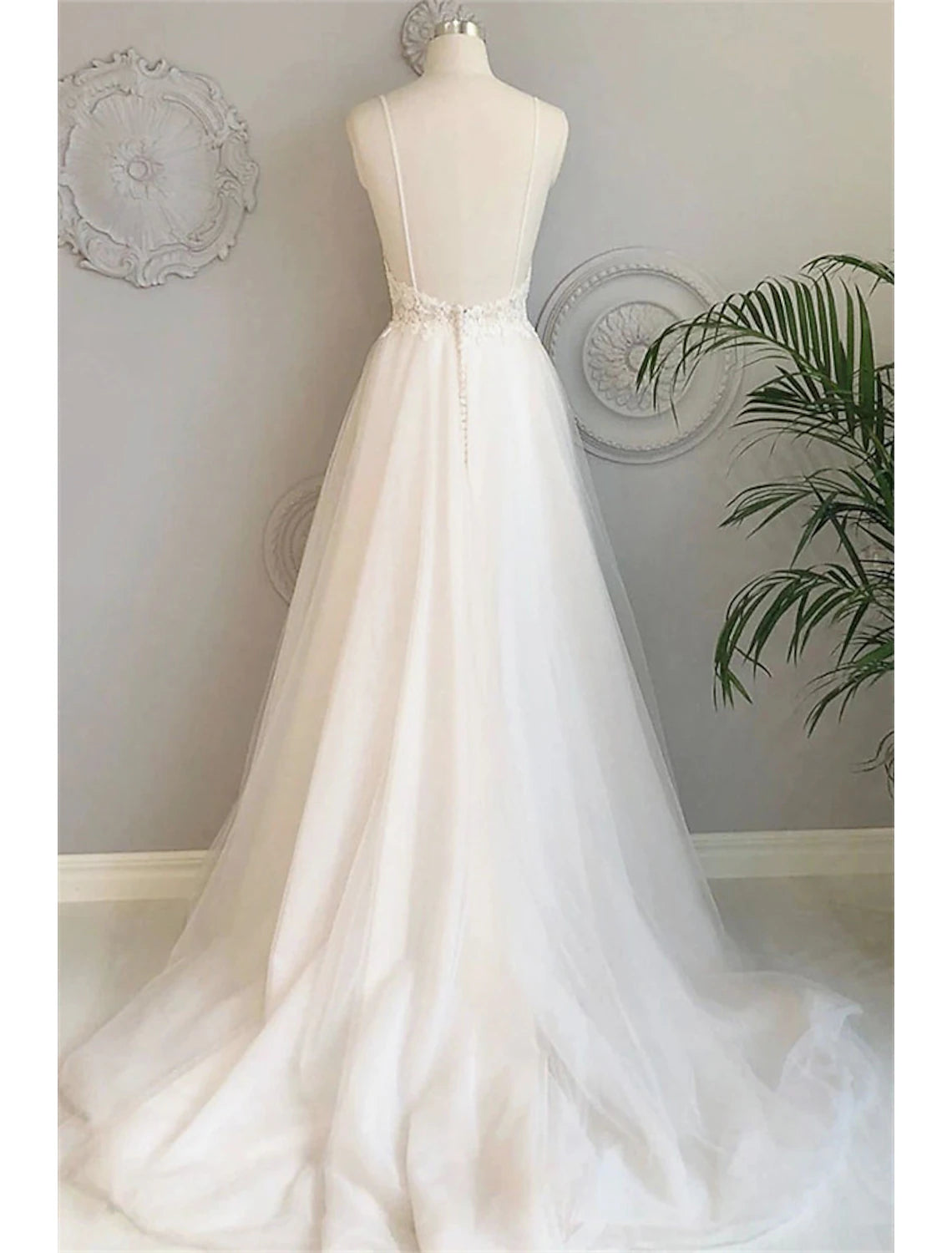 wholesale Beach Wedding Dresses A-Line Sweetheart Camisole Spaghetti Strap Court Train Lace Bridal Gowns With Buttons Appliques