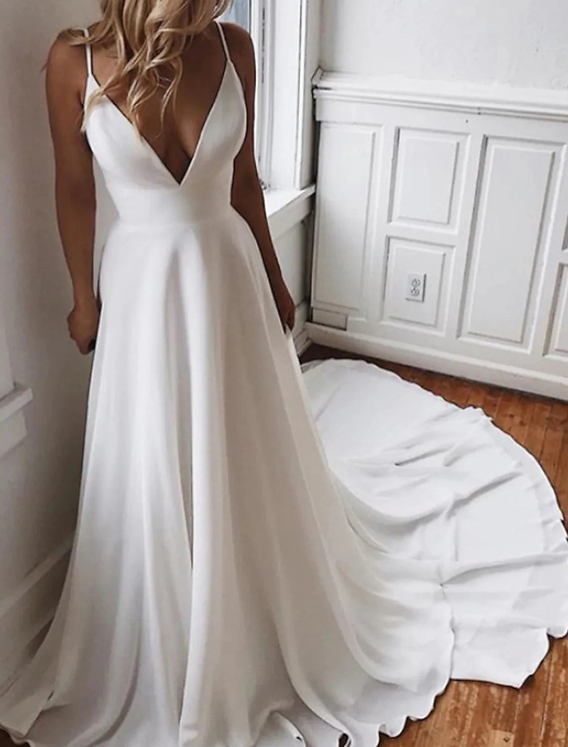 wholesale  Beach Open Back Boho Wedding Dresses A-Line Camisole V Neck Spaghetti Strap Chapel Train Chiffon Bridal Gowns With Appliques Solid Color
