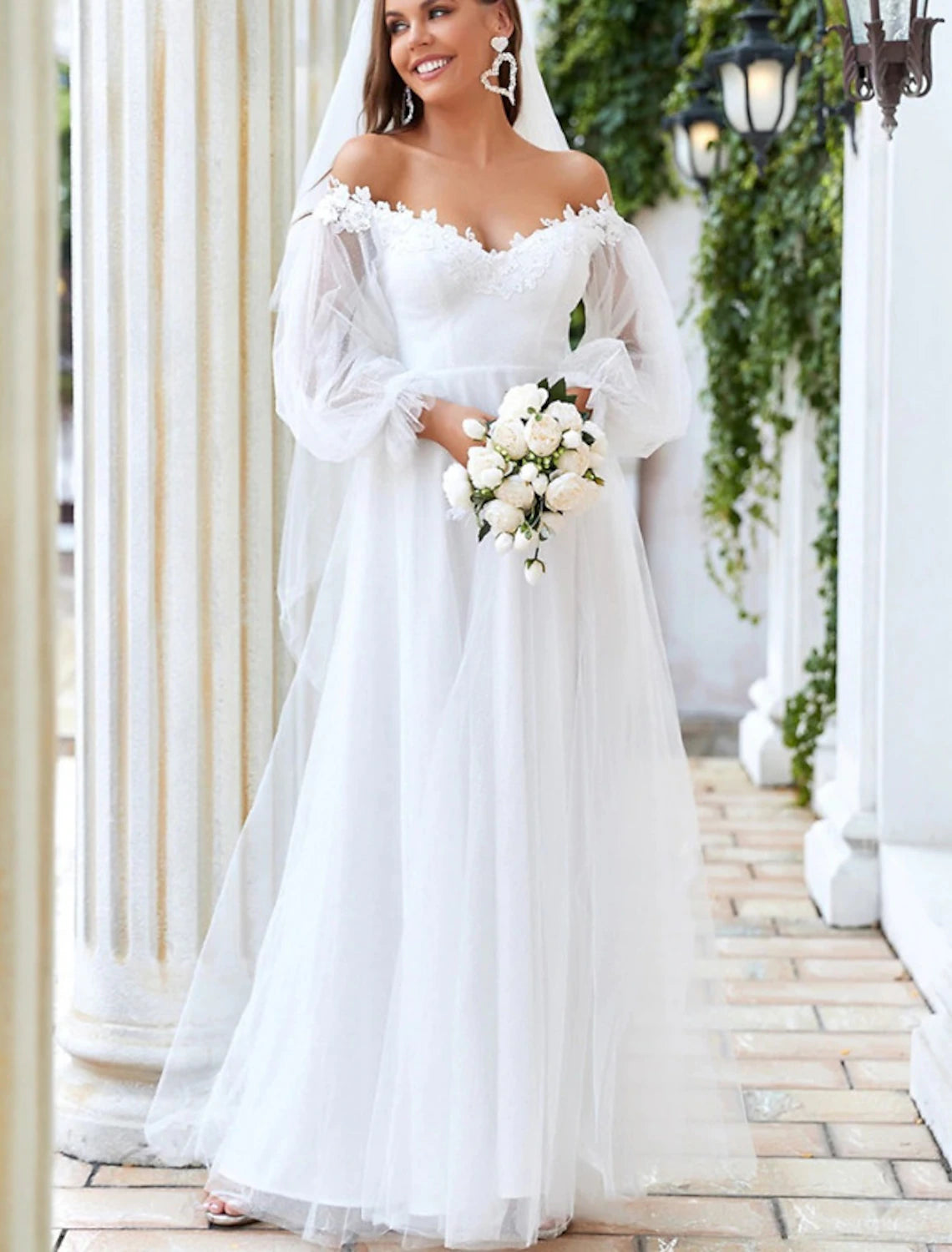 wholesale  Beach Wedding Dresses A-Line Off Shoulder Long Sleeve Floor Length Tulle Bridal Gowns With Lace Insert Appliques