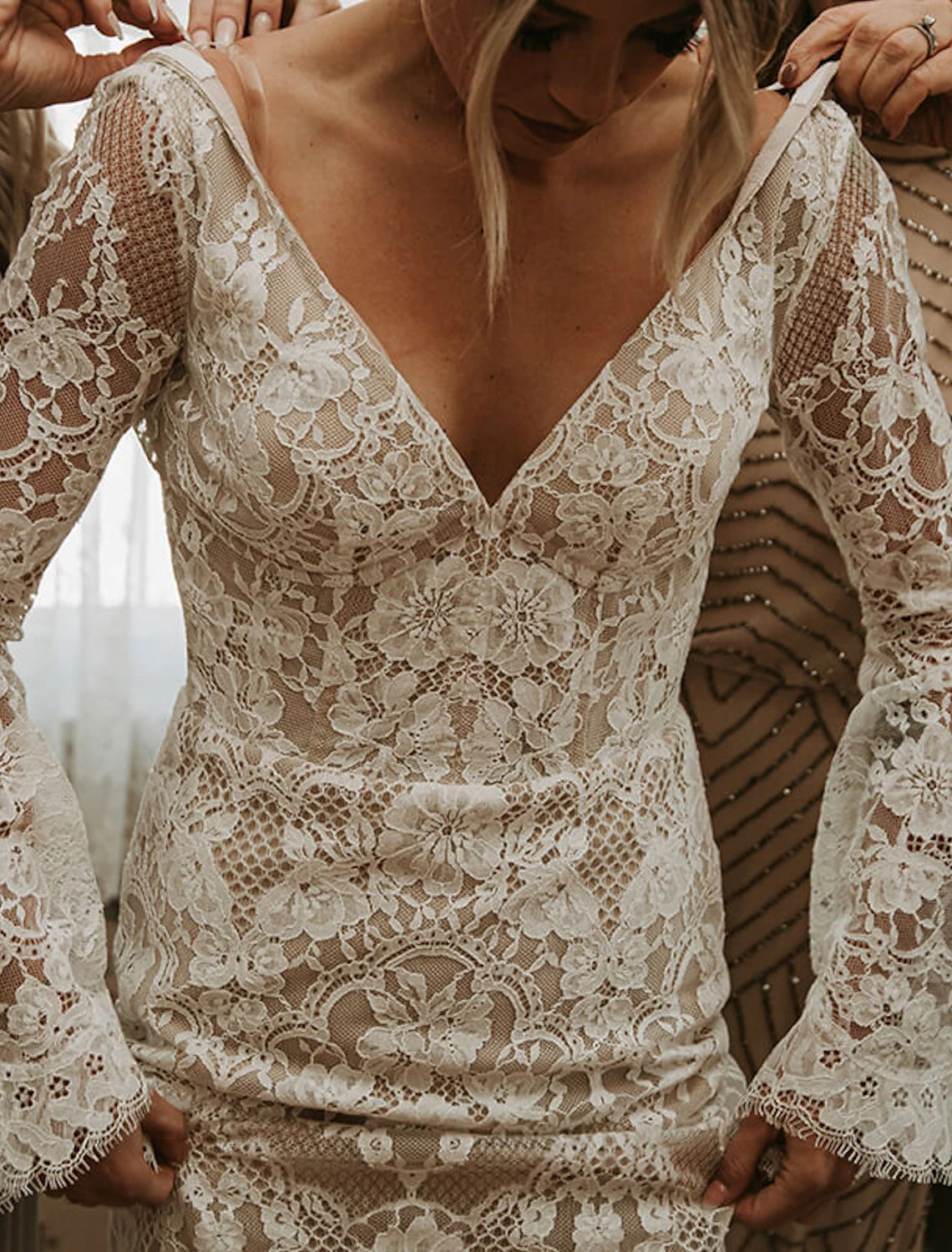 wholesale  Beach Boho Wedding Dresses Mermaid / Trumpet V Neck Long Sleeve Court Train Lace Bridal Gowns With Appliques Solid Color
