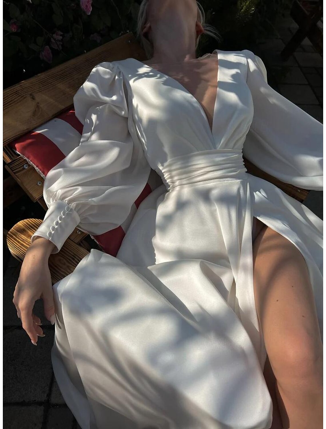 Wholesa Wedding Dresses A-Line V Neck Long Sleeve Court Train Chiffon Bridal Gowns With Pleats Solid Color