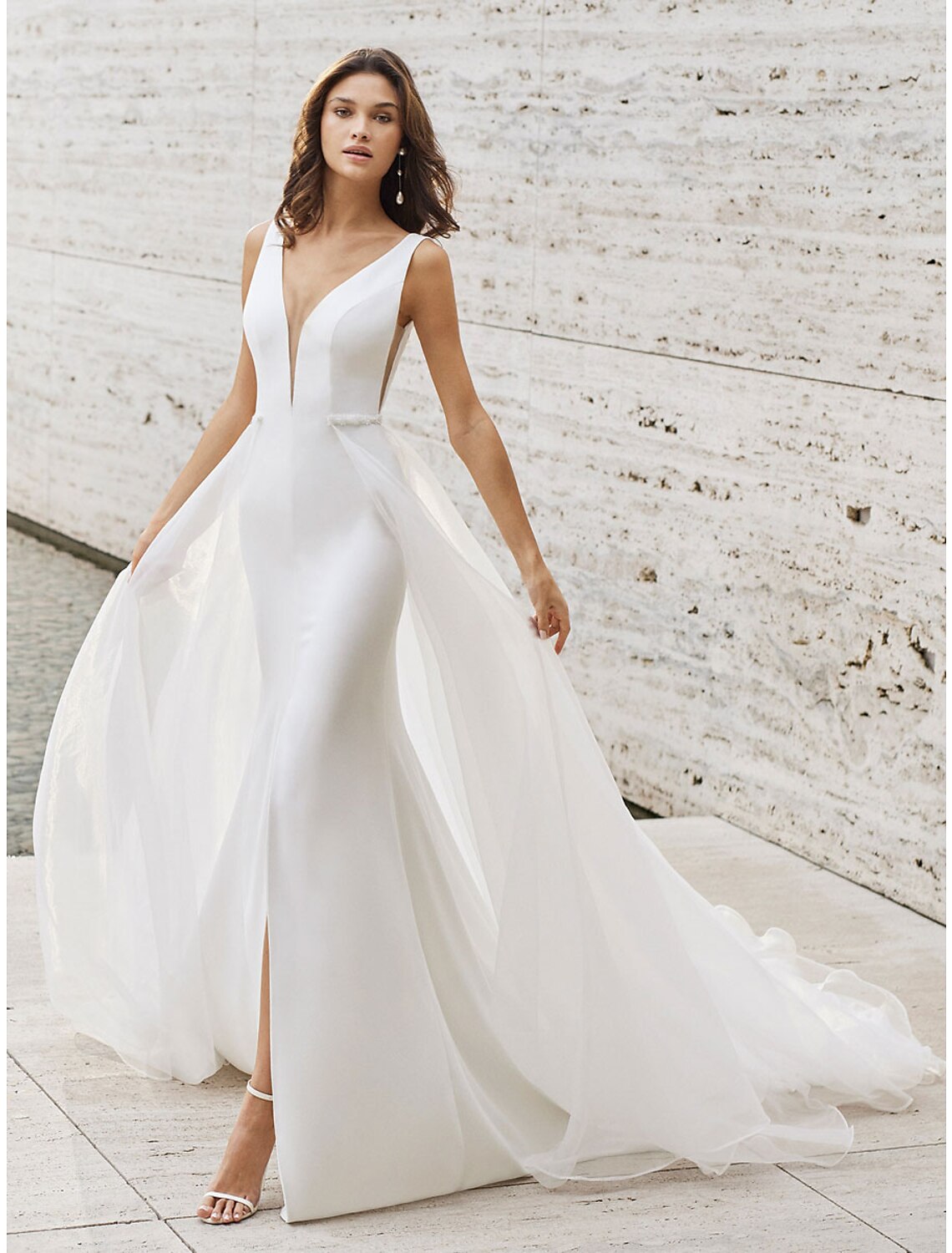 wholesale  Beach Wedding Dresses Two Piece V Neck Sleeveless Court Train Satin Bridal Gowns With Pattern