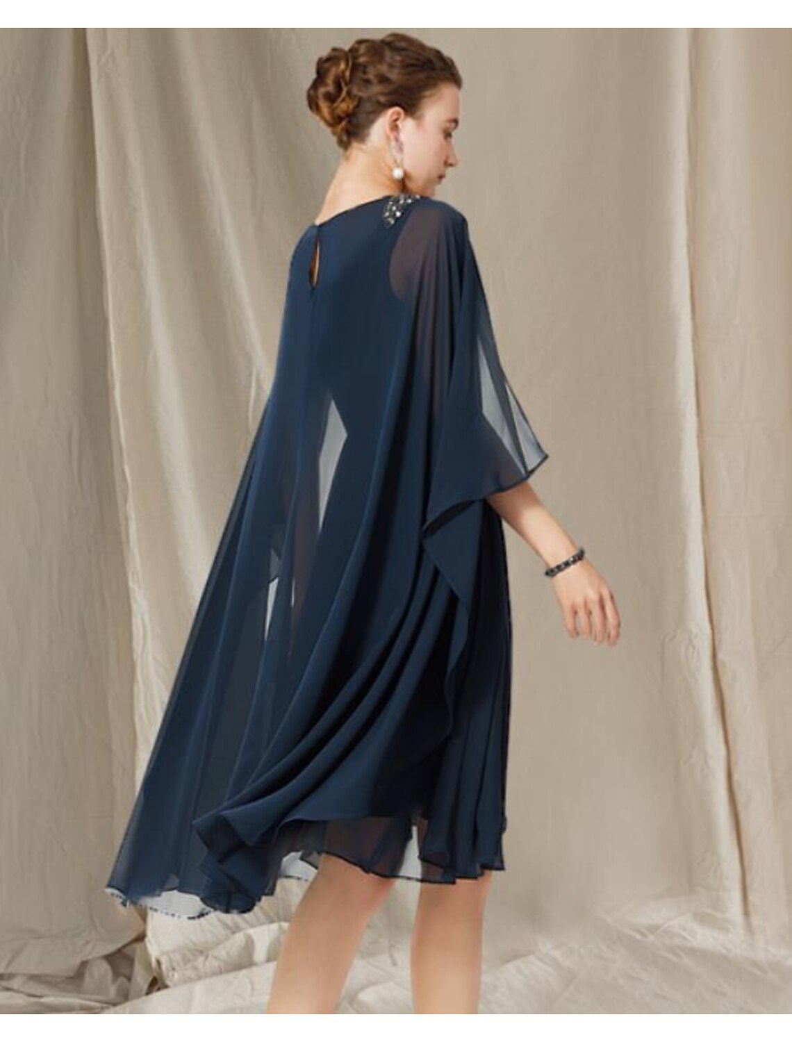 wholesale  A-Line Mother of the Bride Dress Plus Size Elegant V Neck Knee Length Chiffon Short Sleeve with Pleats Beading