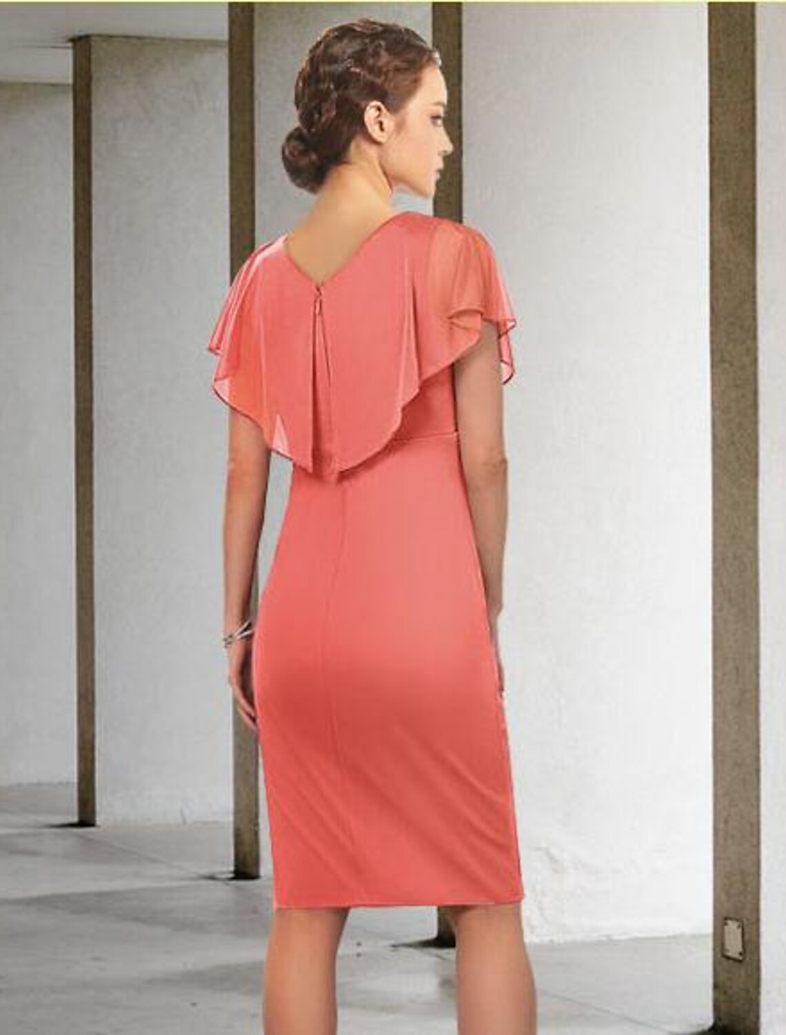 wholesale  Sheath / Column Mother of the Bride Dress Elegant V Neck Knee Length Chiffon Short Sleeve with Ruched