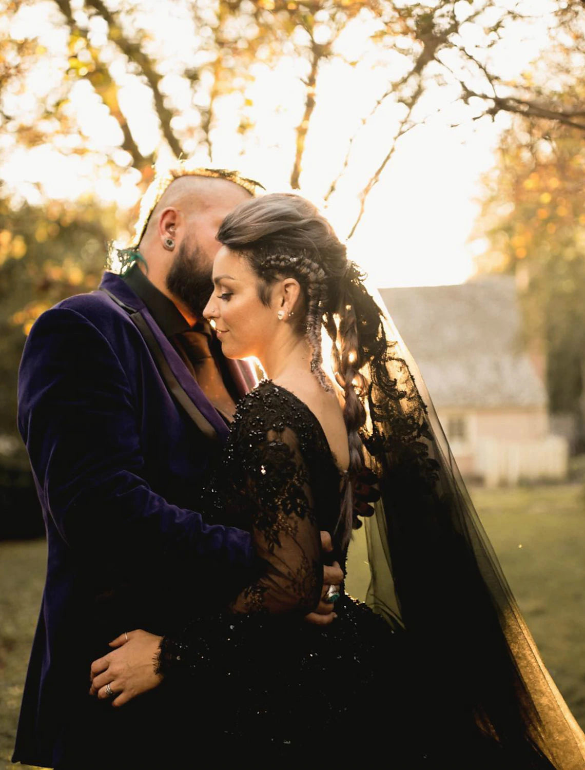 Wholesa Black Wedding Dresses Formal Ball Gown V Neck Long Sleeve Chapel Train Lace Satin Gothic Fall Halloween Reception Bridal Gowns With Pleats Appliques