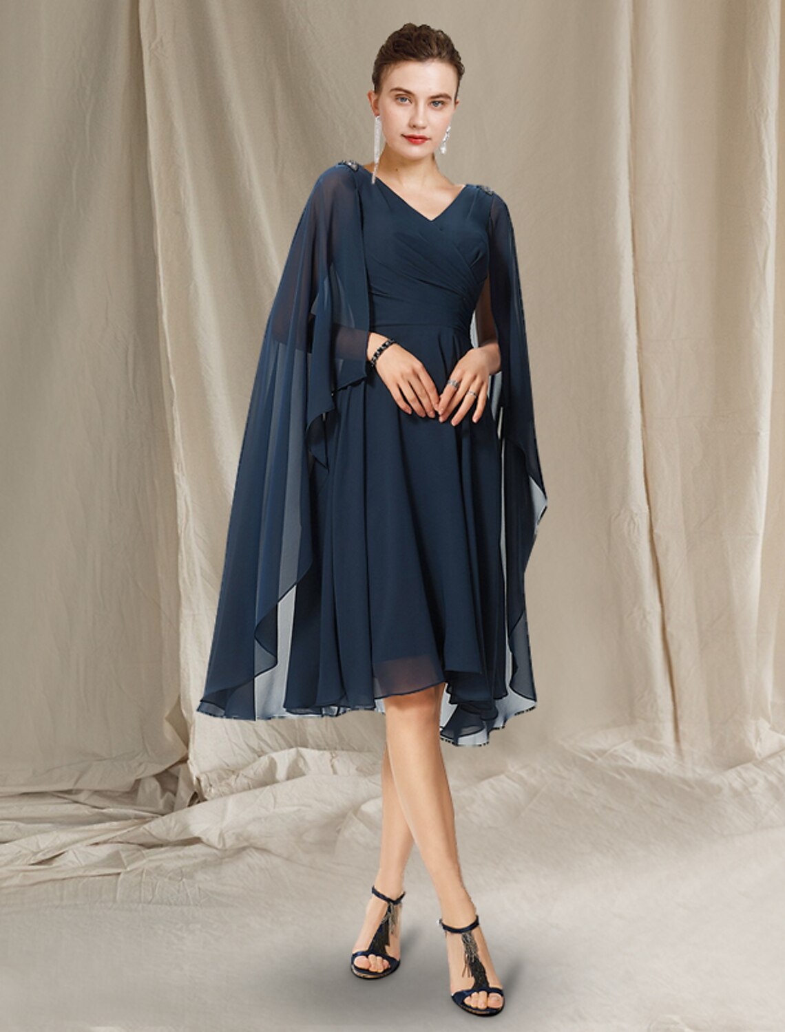wholesale  A-Line Mother of the Bride Dress Plus Size Elegant V Neck Knee Length Chiffon Short Sleeve with Pleats Beading