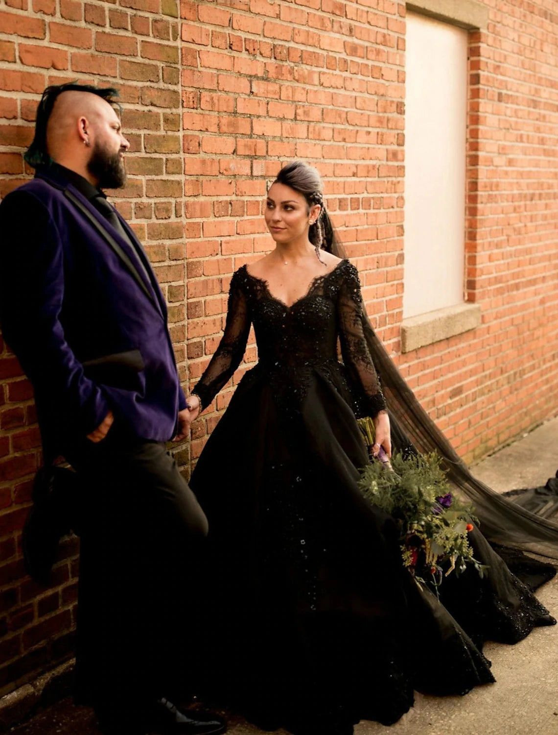 Wholesa Black Wedding Dresses Formal Ball Gown V Neck Long Sleeve Chapel Train Lace Satin Gothic Fall Halloween Reception Bridal Gowns With Pleats Appliques