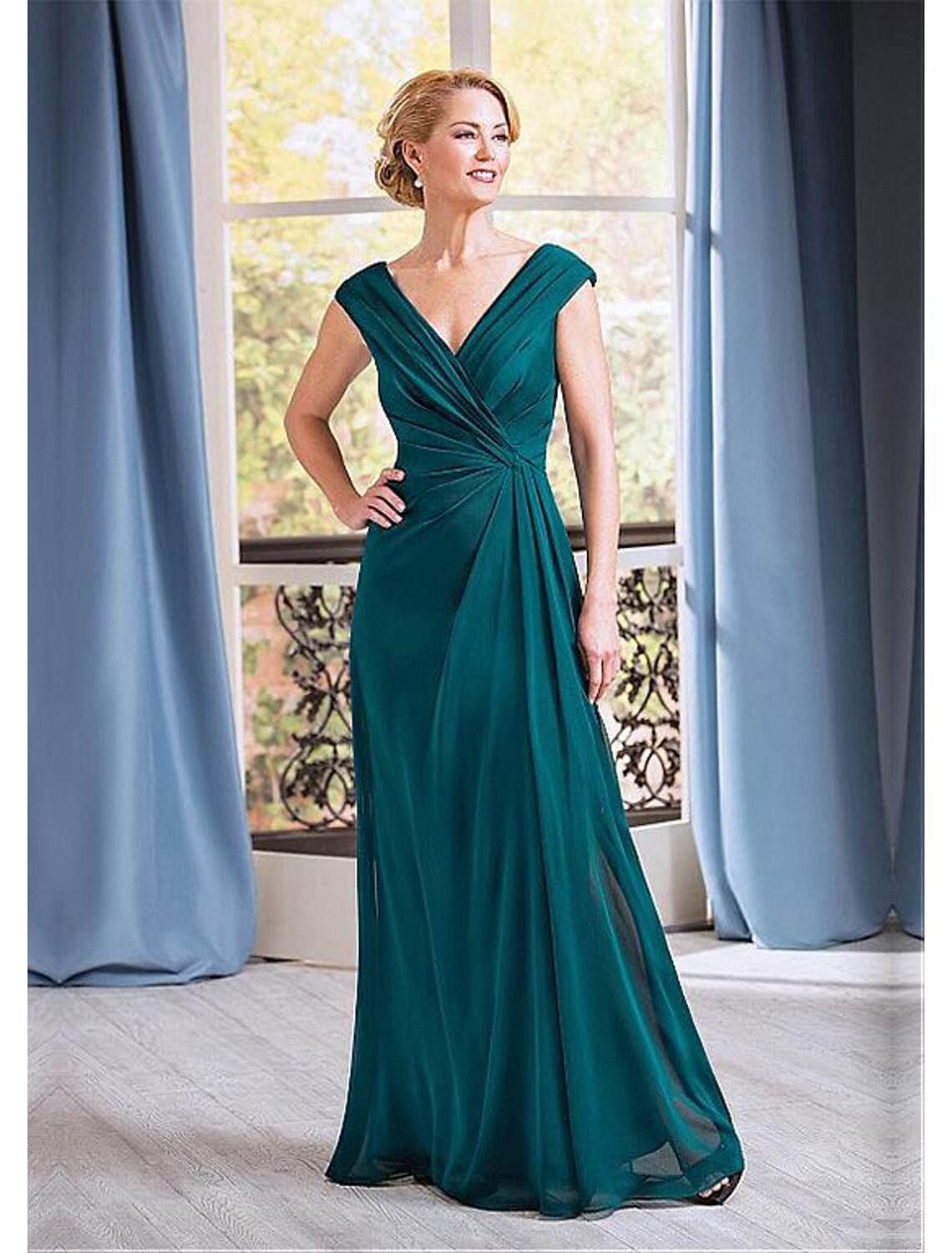 wholesale  A-Line Mother of the Bride Dress Elegant Plunging Neck Floor Length Chiffon Sleeveless with Ruching
