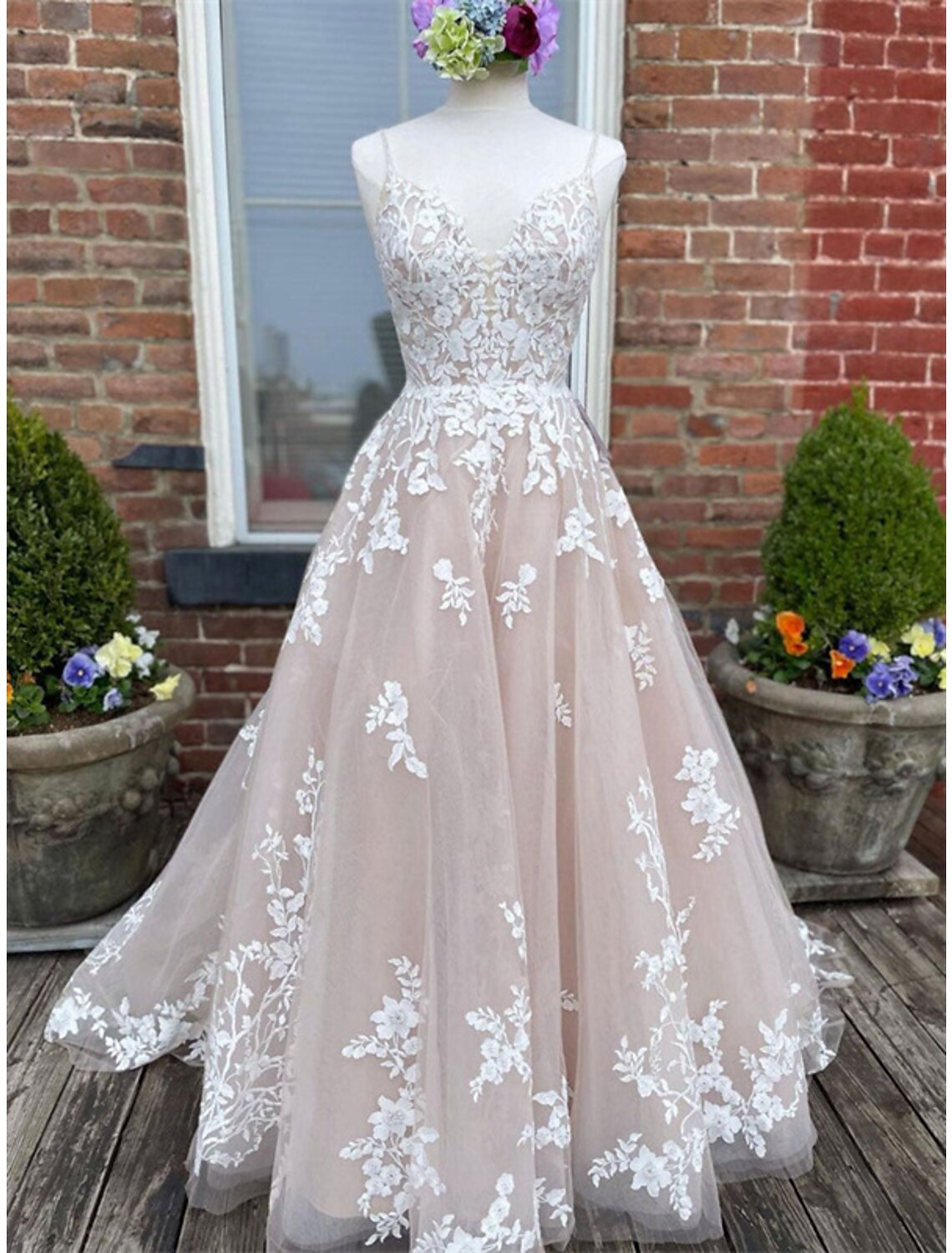 wholesale  Engagement Wedding Dresses in Color Formal Wedding Dresses A-Line Sweetheart Camisole Spaghetti Strap Court Train Lace Bridal Gowns With Buttons Appliques