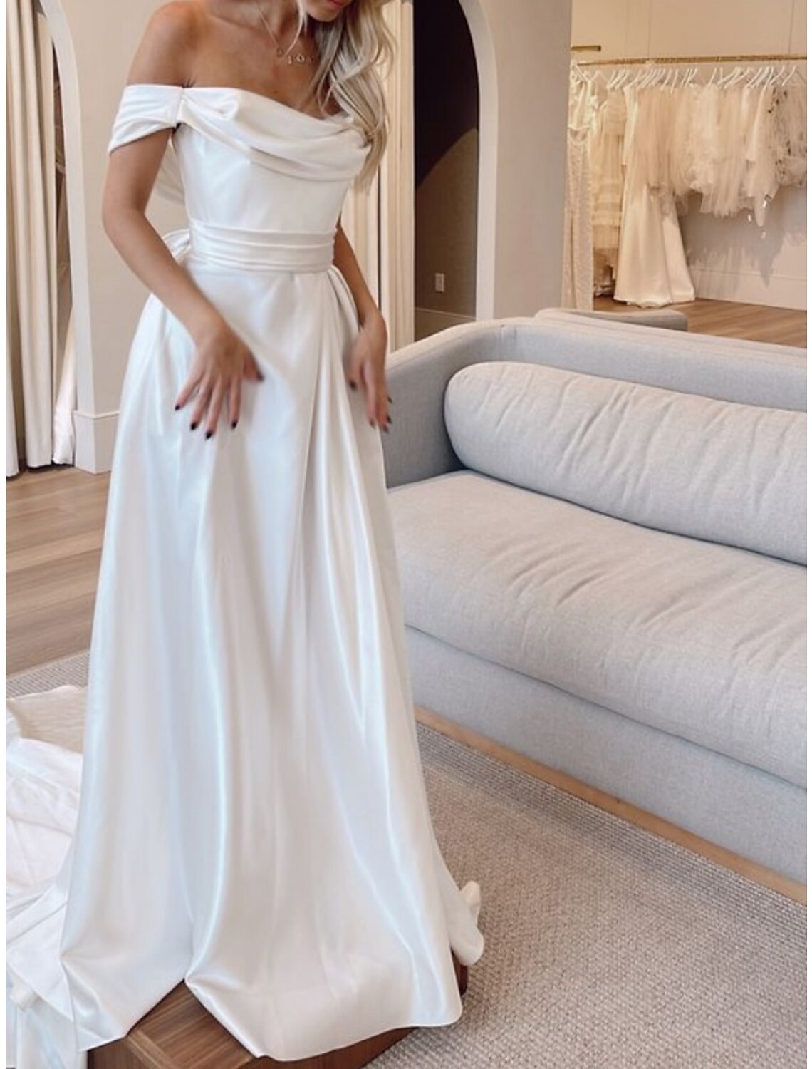 Wholesa Formal Wedding Dresses A-Line Off Shoulder Short Sleeve Court Train Satin Bridal Gowns With Pleats Ruched