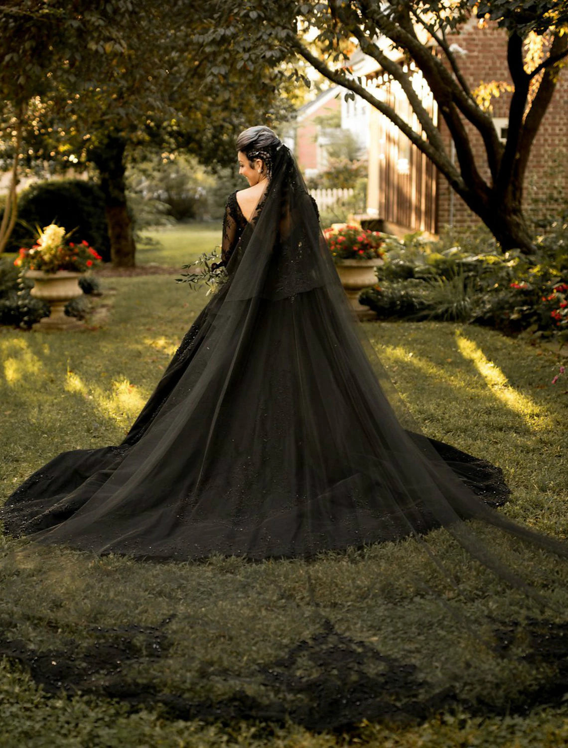 Wholesa Black Wedding Dresses Formal Ball Gown V Neck Long Sleeve Chapel Train Lace Satin Gothic Fall Halloween Reception Bridal Gowns With Pleats Appliques